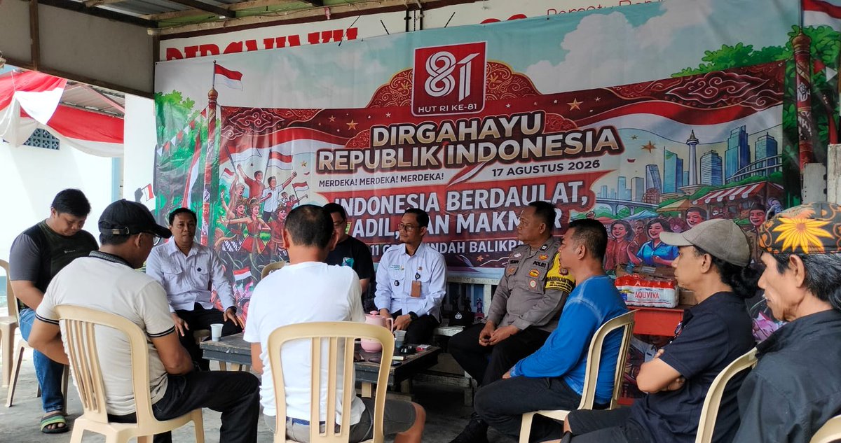 Humas439's tweet photo. 🤝 Musyawarah Jadi Solusi, Kamtibmas Tetap Terjaga!

Bhabinkamtibmas Kelurahan Graha Indah bersama Lurah Graha Indah memfasilitasi problem solving antara warga RT 11 dan manajemen Bizhub 52 terkait pembangunan turap pembatas lingkungan.

#PolriPresisi #PolrestaBalikpapan https://t.co/H4DUa56tsE