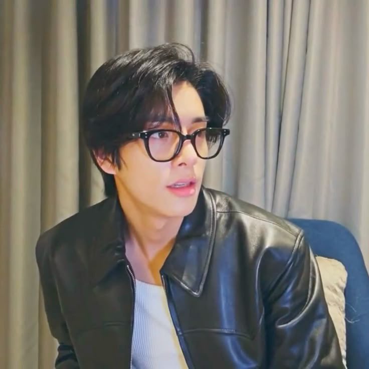 clarieellyu's tweet photo. #heejake au: Pretend

Jake, um porto-riquenho estudante de física em Boston, é realocado para o dormitório do atleta mais cobiçado do campus, Lee Heeseung. Entre mentiras e um namoro falso, eles descobrem que fingir pode ser perigoso, e que sentimentos reais não estavam no acordo https://t.co/o2DKghN2Xt