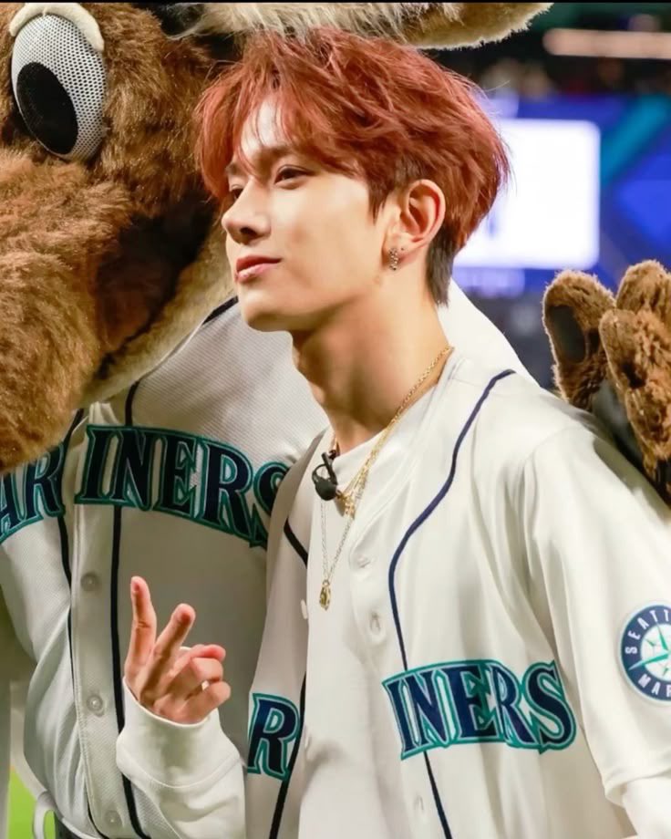 clarieellyu's tweet photo. #heejake au: Pretend

Jake, um porto-riquenho estudante de física em Boston, é realocado para o dormitório do atleta mais cobiçado do campus, Lee Heeseung. Entre mentiras e um namoro falso, eles descobrem que fingir pode ser perigoso, e que sentimentos reais não estavam no acordo https://t.co/o2DKghN2Xt