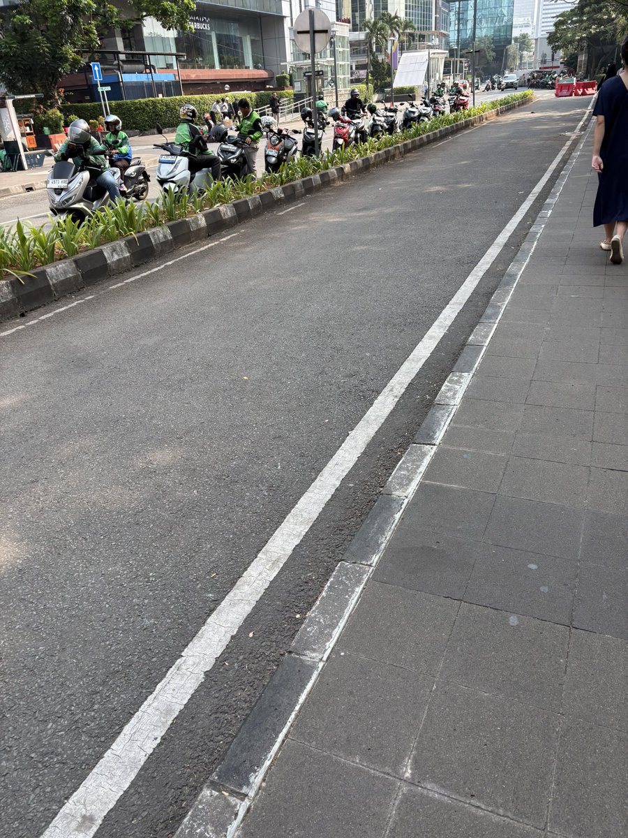 valenttt____'s tweet photo. Nyerah gw sama Dukuh Atas, tiap hari lapor ke @DKIJakarta tapi gaada perubahan. Penanganan nya aja bisa seminggu lebih, ini akan jadi post terakhir gw ngomel tentang kumuh nya Dukuh Atas. https://t.co/2KcYbEi3pu