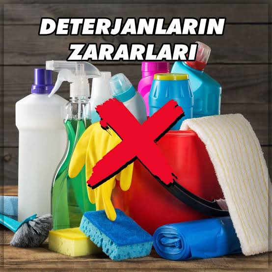 top_baki's tweet photo. Deterjanlardan, çamaşır tozlarından hele de o sahte kokulu yumuşatıcılardan nefret ediyorum.

Kokularına dayanamıyorum.

Bütün bu yok edici kimyasalların “Temizliğin Kokusu” olduğu yalanına inandırılan kadınlar!

Lütfen bu zehirleri evinizden, eşyalarınızdan uzak tutun, kullanmayın artık. 

Ya da en azından onların tavsiye ettiklerinden çok çok çok çok… daha az kullanın. 

Ne anlıyorsunuz zehirliliklerinin yanında gerçekle ilişkisi olmayan yapay ve itici kokulu bu zehirlerden? Koklaya koklaya bağımlısı mı oldunuz, tıpkı baliciler gibi? 

Her seferinde adeta bocaladığınız kimyasallarla yıkanan kıyafetlerinizden, yatak örtülerinizden, yastıklarınızdan, havlularınızdan, perdelerinizden, kaplarınızdan, çanaklarınızdan, bardaklarınızdan evinizin içine doluşan  kokuya nasıl dayanıyorsunuz? Maalesef burnunuzun alıştığı koku söylendiği gibi doğal ve iç açıcı bir temizliğin değil aksine laboratuvar ürünü bir zehrin, hatta yavaş yavaş öldüren ölümün kokusu…

Abartma değil; Her gün evinize fare zehiri serpiştirmekten bir farkı yok bu kadar kimyasal kullanmanın! 

Fare zehri belki hızlı öldürüyor ama bunlarda yavaş yavaş… Bir de sağlığınızı bozup, uzun yıllar türlü dertlerle süründürerek yapıyorlar bunu…

İnsan, modern zamanla birlikte her alanda kötü, zararlı, yanlış şeylerin bağımlısı oldu.

Çoluğuna çoçuğuna, sevdiklerine hiç aldırmadan o kötü, zararlı, yanlış şeylerin ürünlerini reva görüyorlar…

Allah akıl fikir versin!