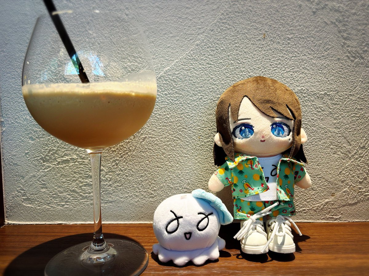 a88_ice_tea's tweet photo. ラテスムージー美味しいねぇ、くらり＆ぬいのりちゃん☺️

今日はぬいのりちゃんに🆕カメラ買ったんだけど持てるかなぁ？😂
重たいけど撮影して思い出たくさん作ろうね📸！ https://t.co/FMTcfXoKq4