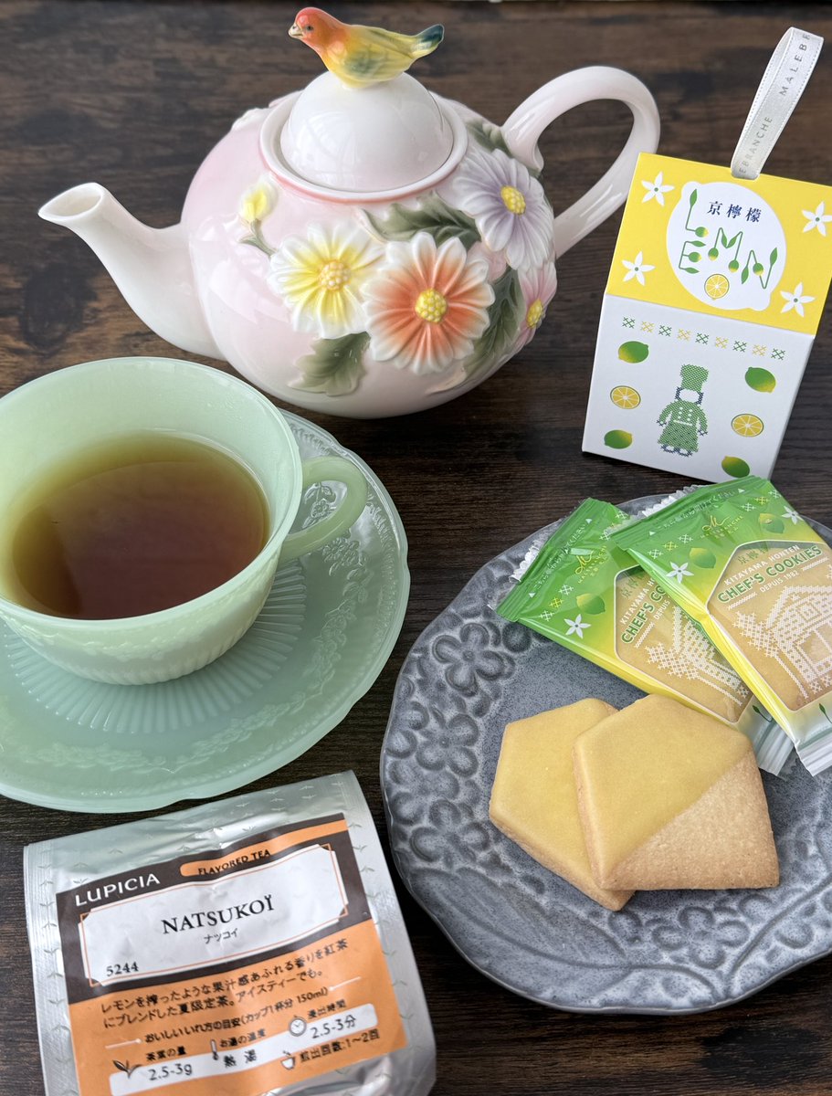 misora_seren's tweet photo. 本日のお茶はルピシアのナツコイです🤗
お茶受けはマールブランシュ北山本店シェフクッキー京檸檬🍋🍪
お供は夏の装いが可愛い美すずちゃんことりちゃん💕
#本日のドールとお茶 289
Today's tea with doll
👗 さきお様 @sak10_doll
#SDM20
#SDM42 https://t.co/MG3P6ejCBk