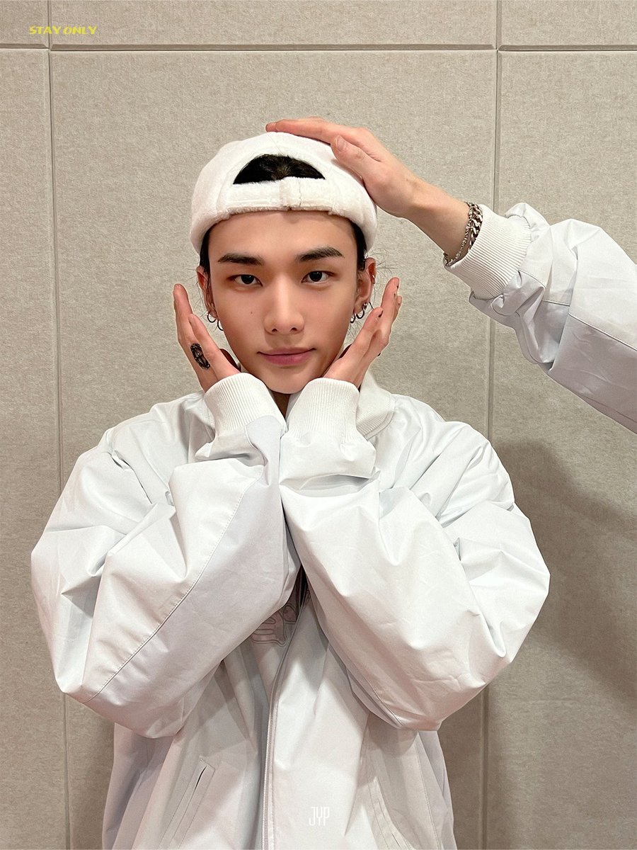 rachaflex's tweet photo. hyunjin and chan giving each other head pats don’t talk to me https://t.co/e56LFxZRKb