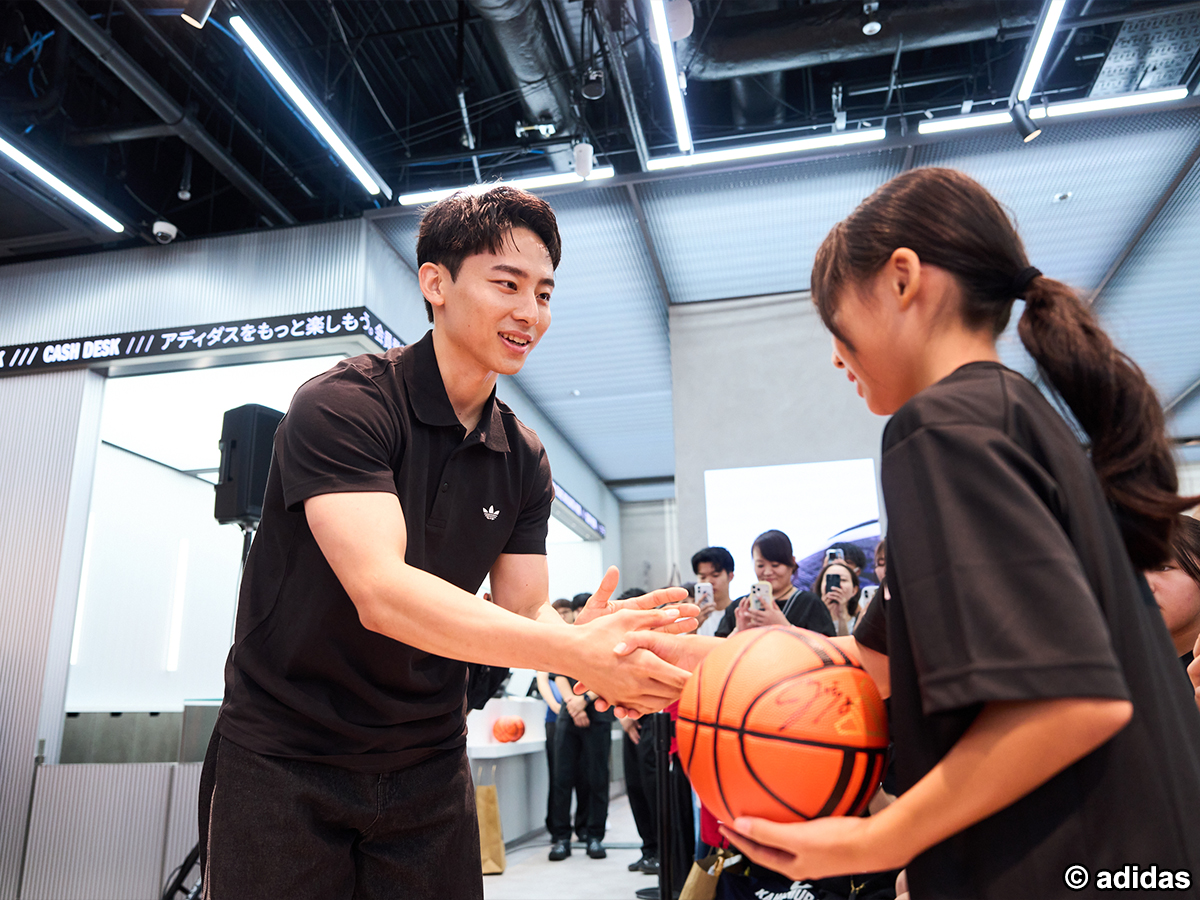 bbking_jp's tweet photo. 🇯🇵ファンと交流🏀
河村勇輝が“新たな相棒”を紹介…渡米3年目へ「契約を勝ち取ることが恩返し」アディダス店舗でファンと交流
https://t.co/qrlleKjhCm
来場したファンの前で、デリック・ローズとのエピソードや、自身が着用する最新作 Crazy Energy Japan、新シーズンへの意気込みなどを語りました🤝 https://t.co/suWUvNcVQv