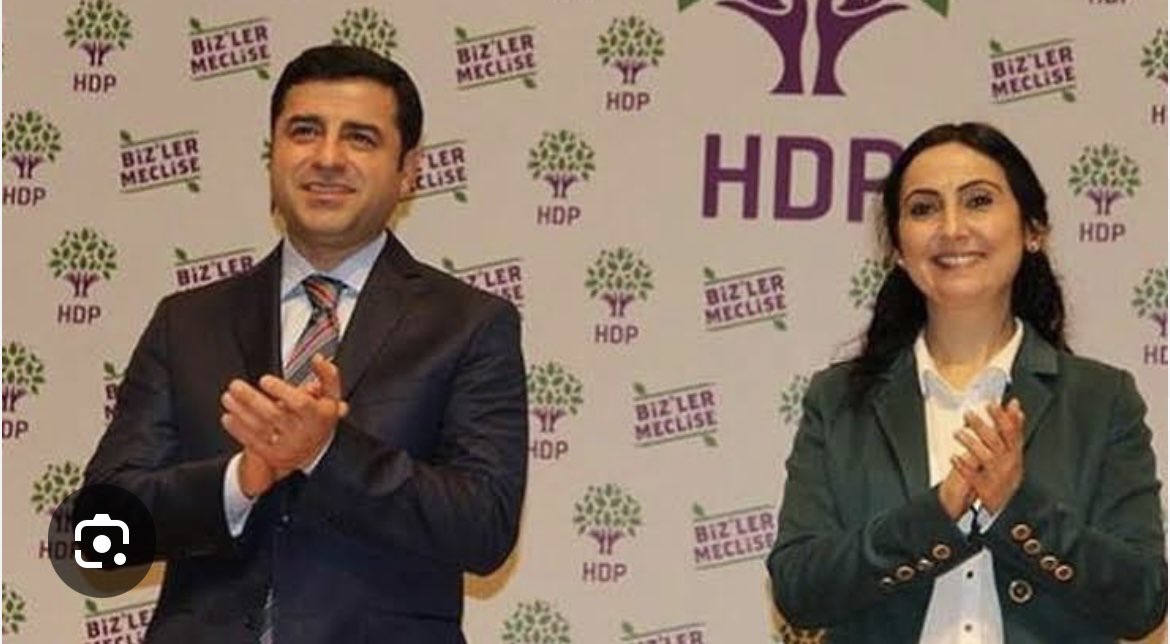 ben121975's tweet photo. Selahattin Demirtaş'a Figen Yüksekdağ ve tüm siyasi tutsaklara Özgürlük

Azadî ji rêveberên HDP’ê Selahattîn Demîrtaş û Fîgen Yuksekdağ re û ji bo hemû welatiyên bındestiyara

Rojbaş
Günaydın Hevalen heja✌️@Basak__Demirtas @hdpdemirtas https://t.co/kYK61OPdZC