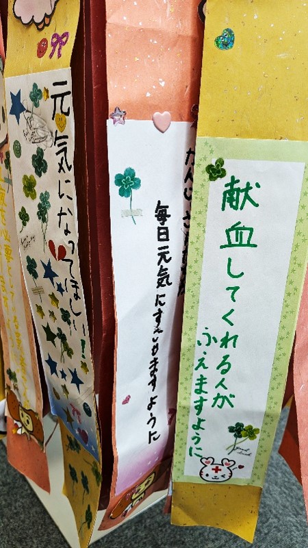 KENKETSUAOBA's tweet photo. 東北6祭りだ🏮✨
8月1日～16日は全血献血の受付時間を17時30分まで延長してお待ちしています！
3日～8日は一番町4丁目アーケードに昨年秋篠宮皇嗣妃殿下が子供たちと一緒に作成されたハートラちゃん七夕飾りも！🎋
けんけ��キッズサマースクールでのメッセージもプラスして再びのお披露目です😊 https://t.co/BENiK1zLHh