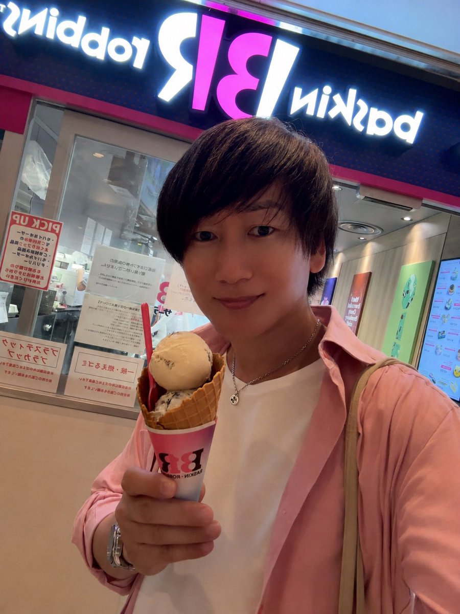 ainosuke_3040's tweet photo. 3時の女風のおやつの時間です🎶

本日はサーティワンアイスの介です🍨

今日のフレーバーは、ナッツトゥユーとクッキーアンドクリーム。

ナッツトゥユーは、アーモンド・カシューナッツ・ピーカンナッツ・くるみ・ピーナッツの5種類のナッツが楽しめる、香ばしさたっぷりの人気フレーバーです。

クッキーアンドクリームは、なめらかなバニラアイスにココアクッキーの食感がアクセントとなり、一口ごとに幸せを感じられる味わいです。

あなたも愛之介と一緒に、サーティワンアイスを楽しみながら、甘くて幸せなひとときを過ごしませんか？

#サーティワンアイス