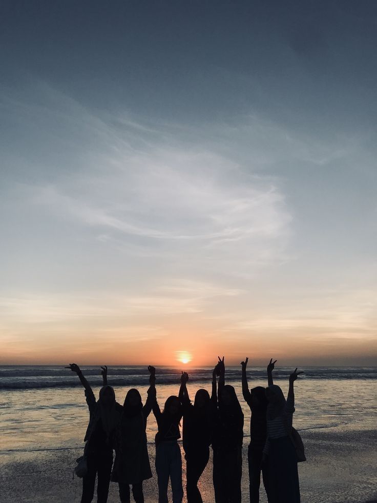 dickersonku18's tweet photo. 🟨 حقيقة عميقة: Love is a journey that starts with forever 🌠 and ends with never. jacobijackel berend https://t.co/lhdy1Tu2az