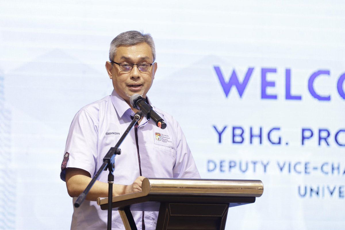 ukm_my's tweet photo. 𝐔𝐊𝐌 𝐓𝐮𝐛𝐮𝐡 𝐇𝐚𝐛 𝐇𝐢𝐝𝐫𝐨𝐠𝐞𝐧 𝐉𝐞𝐩𝐮𝐧–𝐌𝐚𝐥𝐚𝐲𝐬𝐢𝐚 𝐏𝐞𝐫𝐤𝐚𝐬𝐚 𝐏𝐞𝐧𝐲𝐞𝐥𝐢𝐝𝐢𝐤𝐚𝐧 𝐝𝐚𝐧 𝐈𝐧𝐨𝐯𝐚𝐬𝐢 𝐓𝐞𝐧𝐚𝐠𝐚 𝐁𝐞𝐫𝐬𝐢𝐡

Universiti Kebangsaan Malaysia (UKM) melalui Institut Sel Fuel dan University of Yamanashi, Jepun telah menubuhkan Hab Hidrogen Jepun–Malaysia (JMH2), sebuah inisiatif strategik melalui  Program for Forming Japan’s Research Universities (J-PEAKS). 

Penubuhan JMH2 ini bertujuan memperkukuh penyelidikan, inovasi, pembangunan bakat, kerjasama industri serta pemindahan teknologi dalam bidang hidrogen dan teknologi sel bahan api.

Berpusat di Institut Sel Fuel (SELFUEL), UKM hab ini dijangka menjadi platform serantau bagi penyelidikan kolaboratif, mobiliti penyelidik dan pelajar, latihan profesional, penglibatan industri serta pengkomersialan teknologi tenaga bersih.

Di bawah program ini, terdapat dua lagi pusat seumpamanya di Jerman dan Amerika Syarikat, bersama dengan penubuhan Zero Emission Mirai Research Center yang baharu di University of Yamanashi. Inisiatif ini akan dilaksanakan secara berfasa mulai tahun 2026 dan dijangka memperluas rangkaian kerjasamanya ke negara-negara ASEAN menjelang tahun 2029.

Pelancaran JMH2 disempurnakan oleh Ketua Setiausaha, Kementerian Pendidikan Tinggi, Datuk Ts. Dr. Hj. Aminuddin Hassim, yang turut menyaksikan sesi penandatangan Memorandum Perjanjian (MoA) antara UKM dan JMH2. MoA ini ditandatangani oleh Timbalan Naib Canselor Hal Ehwal Penyelidikan dan Inovasi UKM, Prof. Dr. Ismanizan Ismail dan Naib Presiden University of Yamanashi (UoY), Prof. Dr. Xiaoyang Mao. 

Selain itu, Datuk Ts. Dr. Hj. Aminuddin juga turut melancarkan  1st Energy Journal in Malaysia - Malaysian Journal of Energy and Application (MyJEA). Pelancaran JMH2 dan MyJEA serta penandatangan MoA diadakan bersama  4th Symposium on Fuel Cell And Hydrogen Technology in Conjunction With The 2nd International Symposium on Solar Hydrogen 2026 (SFCHT-SSH2026), yang menjadi platform utama perkongsian ilmu dan pembangunan jaringan dalam bidang teknologi sel fuel dan hidrogen. 

Penganjuran edisi 2026 ini membawa makna yang lebih signifikan bersempena 20 tahun penubuhan Institut Sel Fuel UKM serta pengiktirafannya sebagai Pusat Kecemerlangan Pendidikan Tinggi (HICOE) oleh Kementerian Pendidikan Tinggi (KPT) dalam nic teknologi sel fuel dan aplikasi bagi tempoh 2023–2027.

Hadir sama Pengarah Institut Sel Fuel, Prof. Ir. Dr. Siti Kartom Kamarudin dan Pengarah Zero Emission MIRAI Research Centre, Prof. Dr. Toshihiro Miyao.

#Tekad57 
#UniversitiKebangsaanMalaysia
#ImanIlmuAmal
#UKM
#UKMSharing