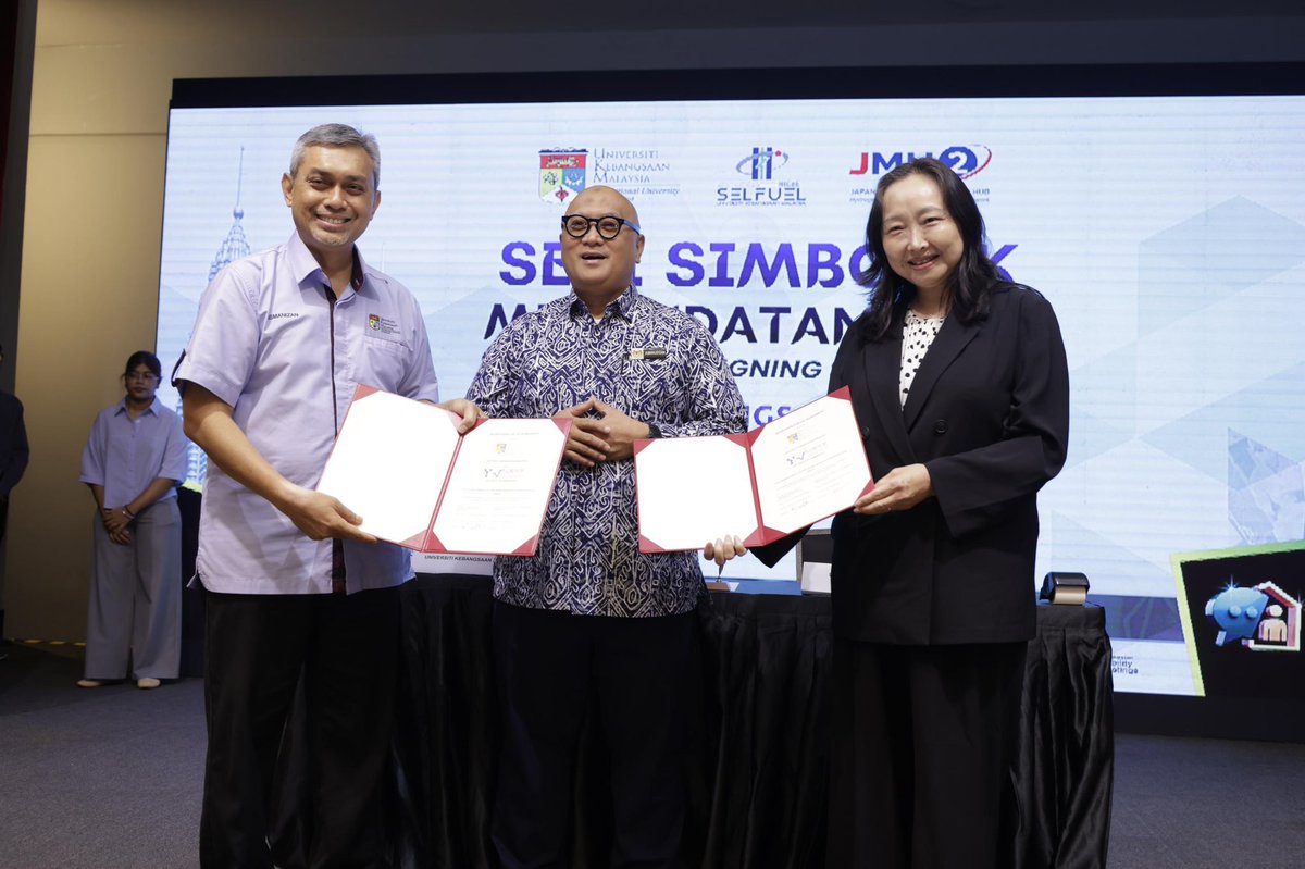 ukm_my's tweet photo. 𝐔𝐊𝐌 𝐓𝐮𝐛𝐮𝐡 𝐇𝐚𝐛 𝐇𝐢𝐝𝐫𝐨𝐠𝐞𝐧 𝐉𝐞𝐩𝐮𝐧–𝐌𝐚𝐥𝐚𝐲𝐬𝐢𝐚 𝐏𝐞𝐫𝐤𝐚𝐬𝐚 𝐏𝐞𝐧𝐲𝐞𝐥𝐢𝐝𝐢𝐤𝐚𝐧 𝐝𝐚𝐧 𝐈𝐧𝐨𝐯𝐚𝐬𝐢 𝐓𝐞𝐧𝐚𝐠𝐚 𝐁𝐞𝐫𝐬𝐢𝐡

Universiti Kebangsaan Malaysia (UKM) melalui Institut Sel Fuel dan University of Yamanashi, Jepun telah menubuhkan Hab Hidrogen Jepun–Malaysia (JMH2), sebuah inisiatif strategik melalui  Program for Forming Japan’s Research Universities (J-PEAKS). 

Penubuhan JMH2 ini bertujuan memperkukuh penyelidikan, inovasi, pembangunan bakat, kerjasama industri serta pemindahan teknologi dalam bidang hidrogen dan teknologi sel bahan api.

Berpusat di Institut Sel Fuel (SELFUEL), UKM hab ini dijangka menjadi platform serantau bagi penyelidikan kolaboratif, mobiliti penyelidik dan pelajar, latihan profesional, penglibatan industri serta pengkomersialan teknologi tenaga bersih.

Di bawah program ini, terdapat dua lagi pusat seumpamanya di Jerman dan Amerika Syarikat, bersama dengan penubuhan Zero Emission Mirai Research Center yang baharu di University of Yamanashi. Inisiatif ini akan dilaksanakan secara berfasa mulai tahun 2026 dan dijangka memperluas rangkaian kerjasamanya ke negara-negara ASEAN menjelang tahun 2029.

Pelancaran JMH2 disempurnakan oleh Ketua Setiausaha, Kementerian Pendidikan Tinggi, Datuk Ts. Dr. Hj. Aminuddin Hassim, yang turut menyaksikan sesi penandatangan Memorandum Perjanjian (MoA) antara UKM dan JMH2. MoA ini ditandatangani oleh Timbalan Naib Canselor Hal Ehwal Penyelidikan dan Inovasi UKM, Prof. Dr. Ismanizan Ismail dan Naib Presiden University of Yamanashi (UoY), Prof. Dr. Xiaoyang Mao. 

Selain itu, Datuk Ts. Dr. Hj. Aminuddin juga turut melancarkan  1st Energy Journal in Malaysia - Malaysian Journal of Energy and Application (MyJEA). Pelancaran JMH2 dan MyJEA serta penandatangan MoA diadakan bersama  4th Symposium on Fuel Cell And Hydrogen Technology in Conjunction With The 2nd International Symposium on Solar Hydrogen 2026 (SFCHT-SSH2026), yang menjadi platform utama perkongsian ilmu dan pembangunan jaringan dalam bidang teknologi sel fuel dan hidrogen. 

Penganjuran edisi 2026 ini membawa makna yang lebih signifikan bersempena 20 tahun penubuhan Institut Sel Fuel UKM serta pengiktirafannya sebagai Pusat Kecemerlangan Pendidikan Tinggi (HICOE) oleh Kementerian Pendidikan Tinggi (KPT) dalam nic teknologi sel fuel dan aplikasi bagi tempoh 2023–2027.

Hadir sama Pengarah Institut Sel Fuel, Prof. Ir. Dr. Siti Kartom Kamarudin dan Pengarah Zero Emission MIRAI Research Centre, Prof. Dr. Toshihiro Miyao.

#Tekad57 
#UniversitiKebangsaanMalaysia
#ImanIlmuAmal
#UKM
#UKMSharing