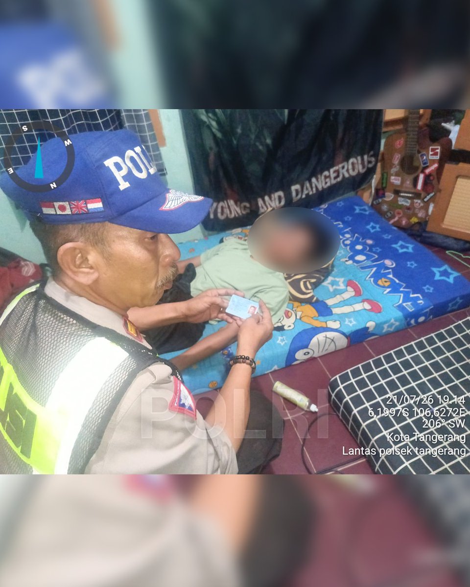 Res_Pwr's tweet photo. Personel Polres Metro Tangerang Kota bergerak cepat menindaklanjuti laporan Call Center Polri 110 terkait seorang warga yang pingsan di kamar mandi sebuah rumah kos di kawasan Cikokol, Kecamatan Tangerang https://t.co/DsQOvBJwc5
