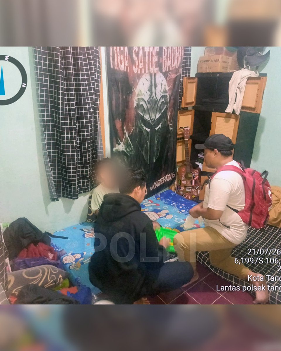 Res_Pwr's tweet photo. Personel Polres Metro Tangerang Kota bergerak cepat menindaklanjuti laporan Call Center Polri 110 terkait seorang warga yang pingsan di kamar mandi sebuah rumah kos di kawasan Cikokol, Kecamatan Tangerang https://t.co/DsQOvBJwc5