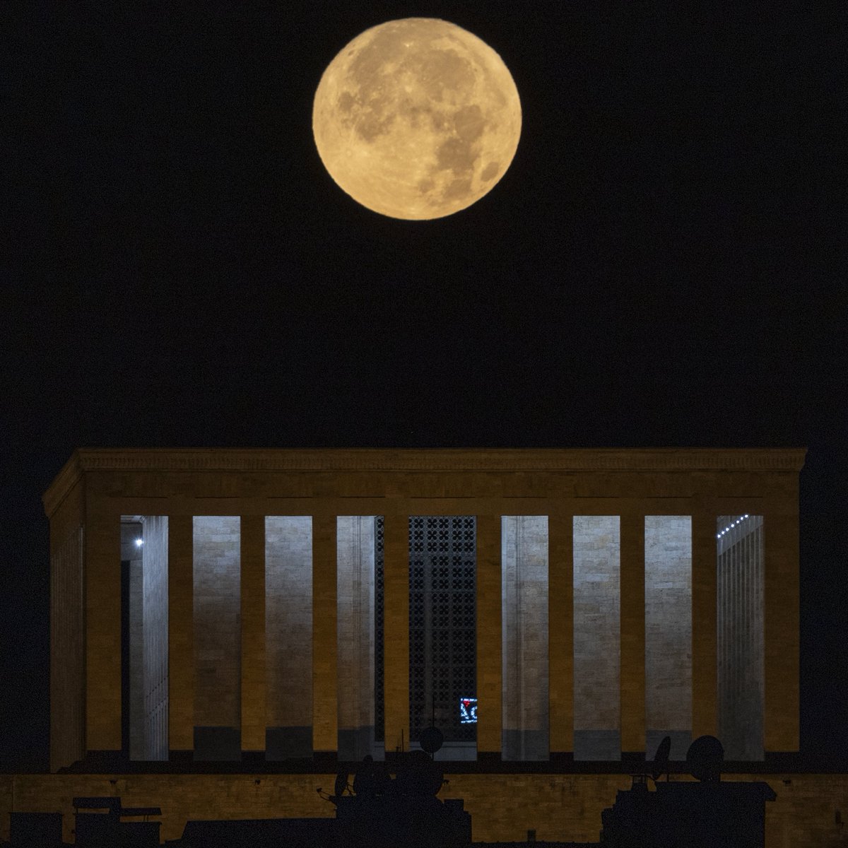 pusholder's tweet photo. Ankara'da gökyüzünde beliren dolunay, Anıtkabir ile birlikte görüntülendi. https://t.co/Rfp6O7cKmh