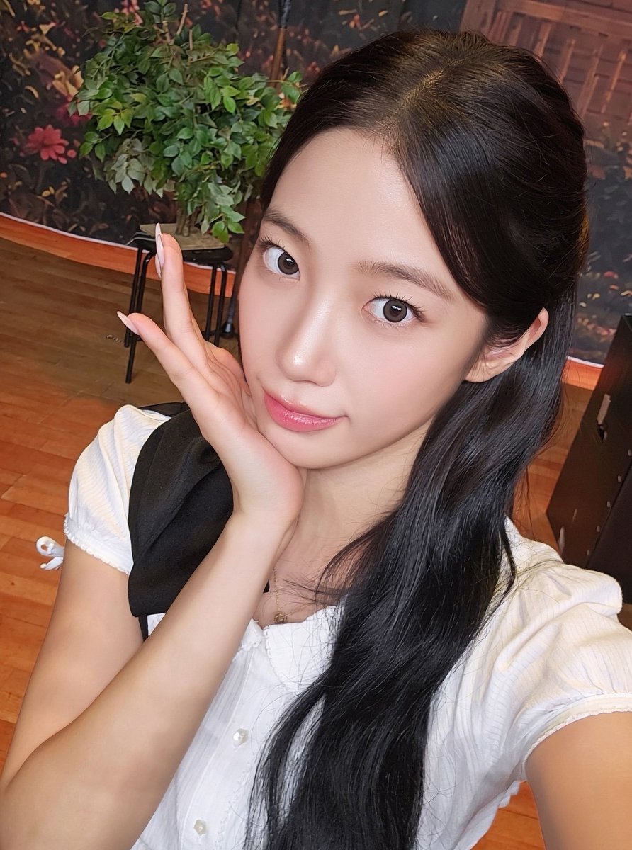 hourlysummerz's tweet photo. musicplant exclusive selfies #썸머즈 https://t.co/lA1qSdSrEd
