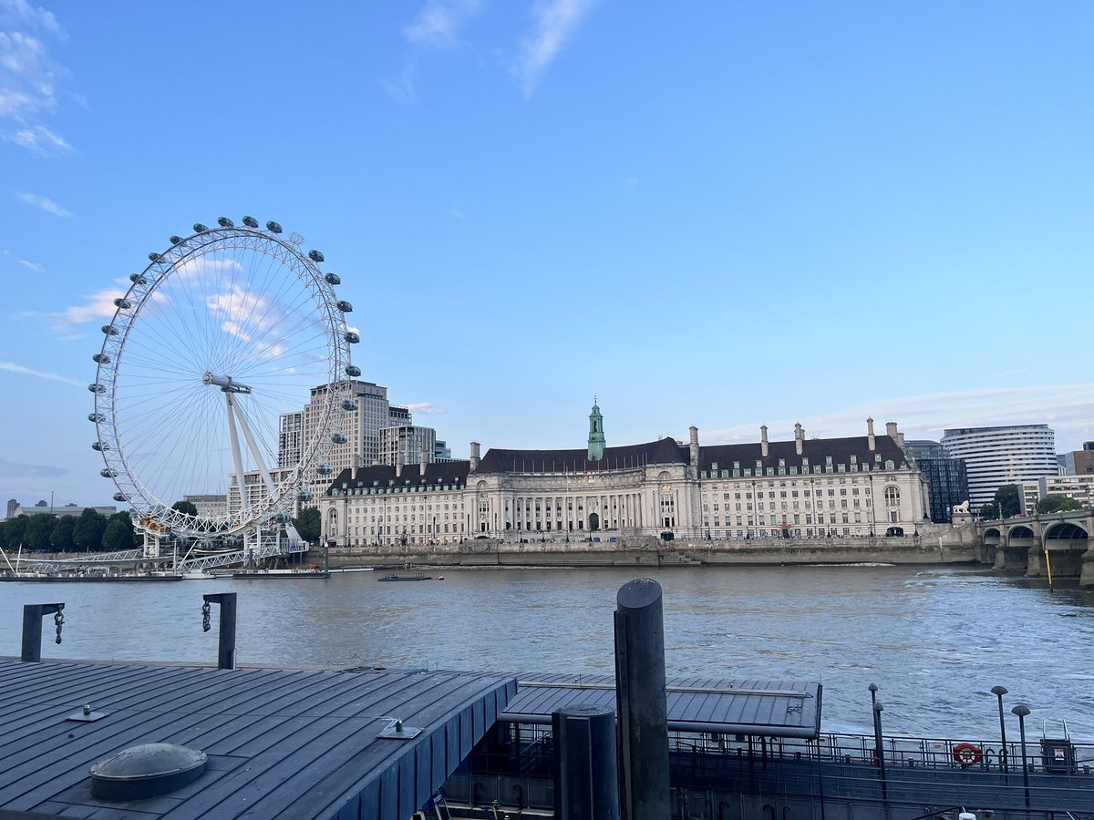 kintore_eigo's tweet photo. 上司) 明日からイギリス行ける？
私) 行けます！

結果、弾丸でロンドンに来ました🇬🇧

留学以来4年半ぶりのイギリス！
まさか仕事で来るとは…

本場のイギリス英語を聞くと『これこれ』と懐かしい気持ちです。

さ、仕事してきます！ https://t.co/xyzFc0wg9j