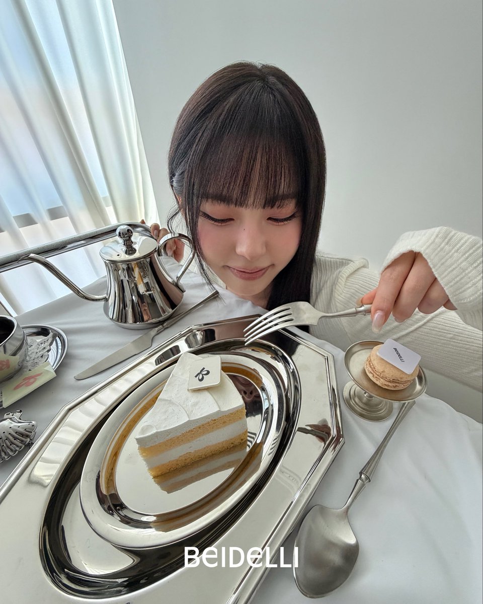 BEIDELLI_JP's tweet photo. 皆さんの熱い期待にお応えしてビハインドをさらに追加公開🥹

実はギュジンさんが可愛すぎてお見せするしかなかったんです、、、
ベイデリーアカウントをフォローして26FWをお楽しみに！♥

#BEIDELLI #ベイデリー #KYUJIN #NMIXX #ギュジン https://t.co/YN2GKd0f7i
