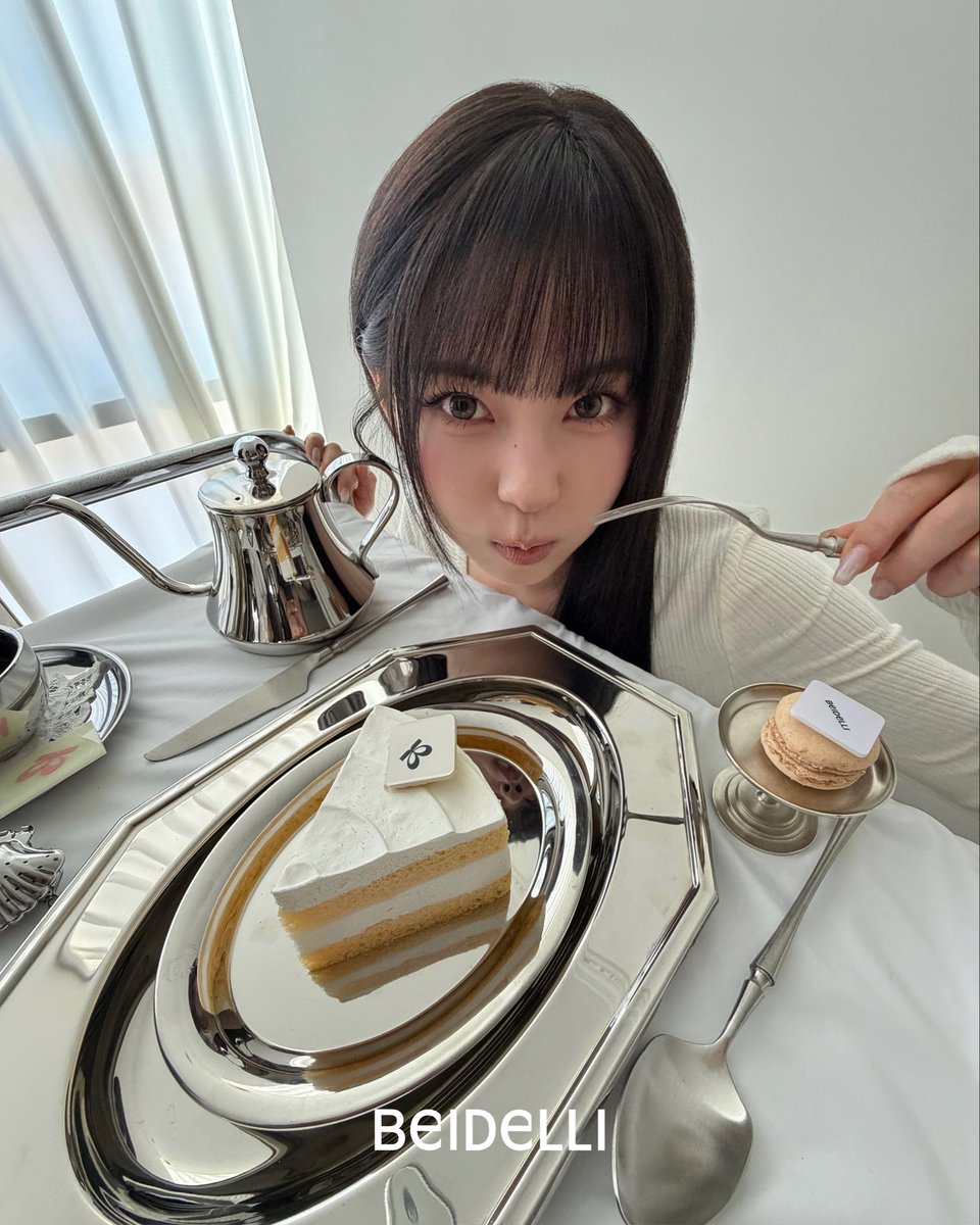 BEIDELLI_JP's tweet photo. 皆さんの熱い期待にお応えしてビハインドをさらに追加公開🥹

実はギュジンさんが可愛すぎてお見せするしかなかったんです、、、
ベイデリーアカウントをフォローして26FWをお楽しみに！♥

#BEIDELLI #ベイデリー #KYUJIN #NMIXX #ギュジン https://t.co/YN2GKd0f7i