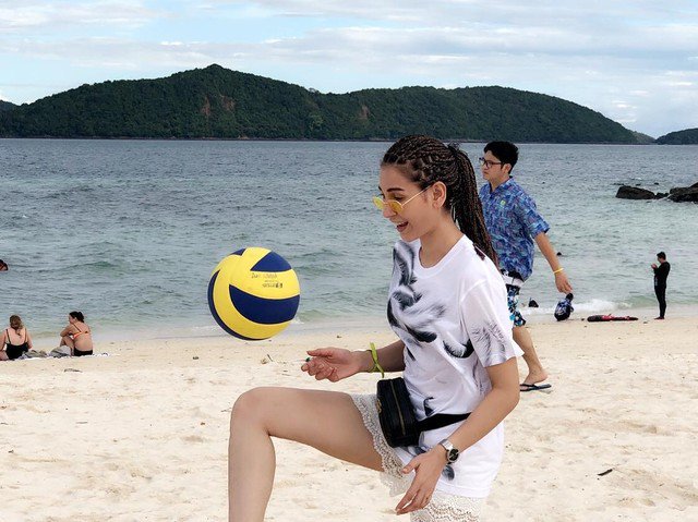 mmsvlogshow's tweet photo. Abeer Rizvi is playing, enjoying herself at Thailand #srk #salmankhan #shahrukhkhan #AbeerRizvi #Thailand #latest #exclusive #THORpr #lollywood #pakiceleb #celebrity #fashion #film #heroine #supermodel https://t.co/5ovjkiFRuC