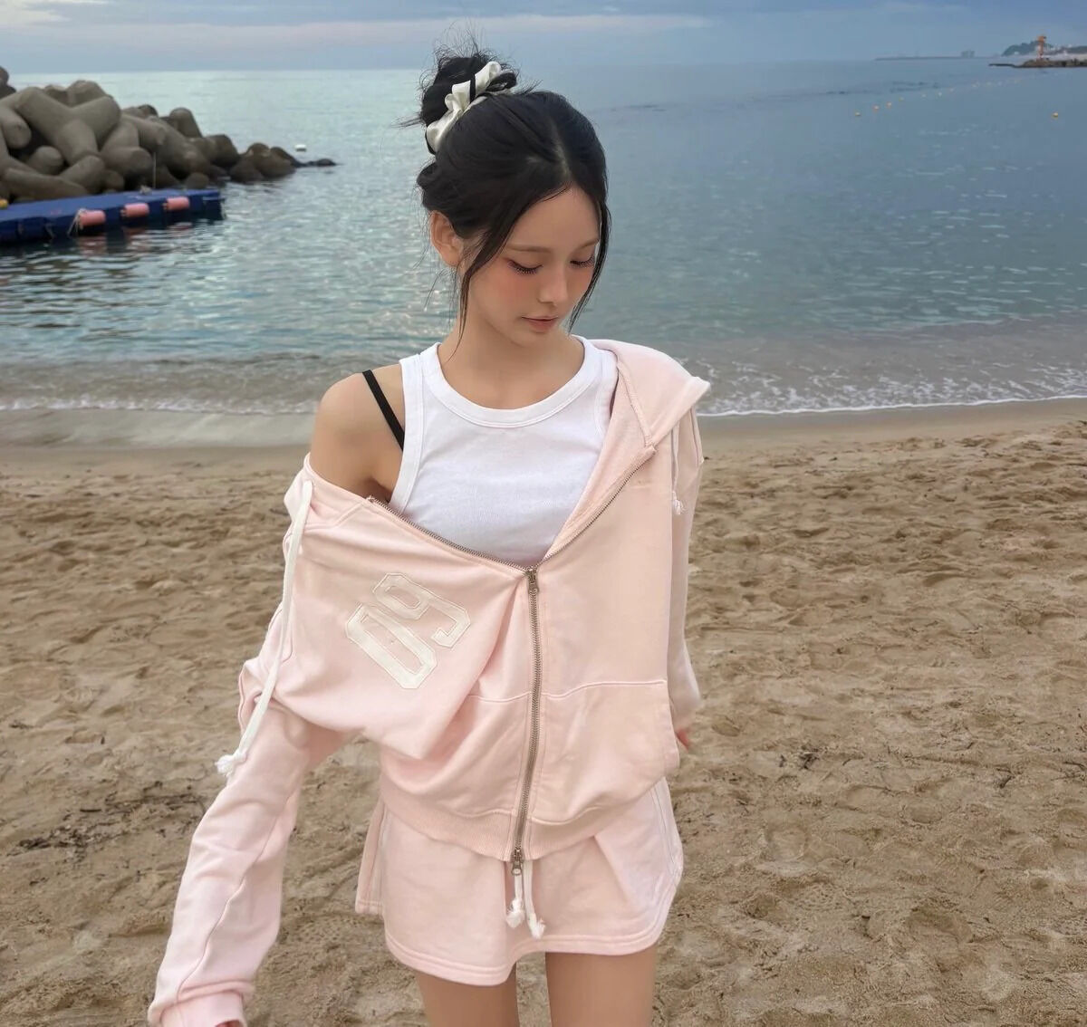 alldazetxt's tweet photo. ステージ衣装の気になる一着✨
izna バンジミン着用アイテム
kleesier「09 Numbering hooded zip-up, Pink」
アイテム詳細はこちら👇
https://t.co/TPZ7V53EsZ
#KPOP #韓国ファッション #推し活 https://t.co/xyykrnsOkN