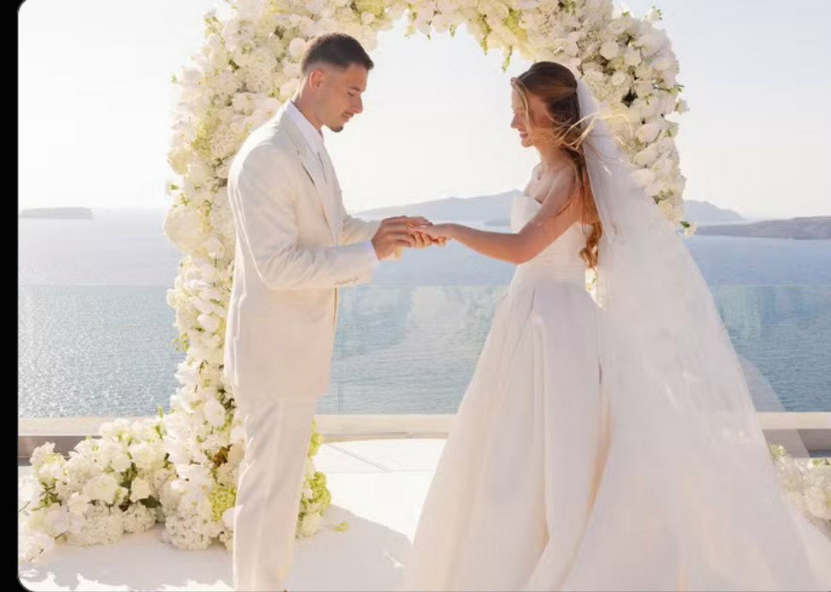 anunay117's tweet photo. Congratulations to Mr and Mrs. Martinelli. 
Gabriel Martinelli is married and ready to score in the first match in PL and dedicate it to his Wife.
#Arsenal https://t.co/Z3mAvy5ydJ