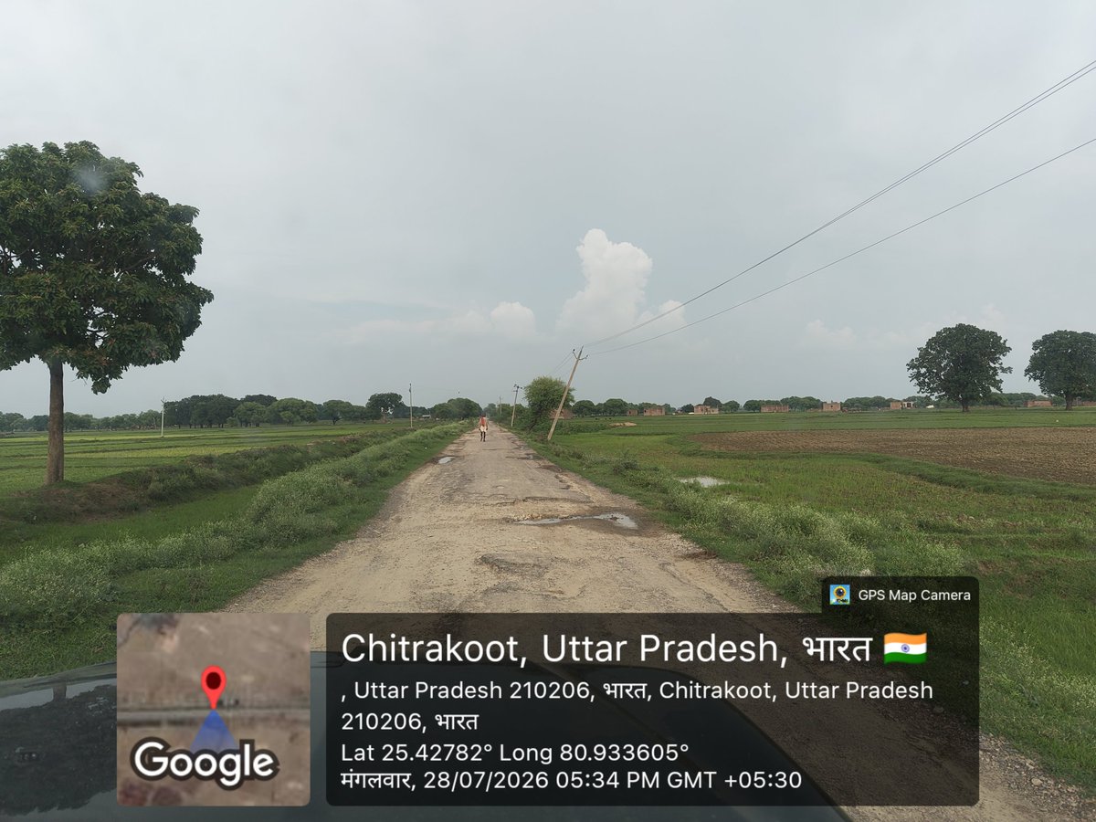 amardeep82405's tweet photo. चित्रकूट के पहाड़ी ब्लॉक के पिलखिनी मोड़ से ओरा गाँव तक की खस्ताहाल सड़क
​ सड़क या तालाब? पिलखिनी मोड़ से ओरा गाँव तक मार्ग बदहाल इस सड़क पर बड़े-बड़े गड्ढे और जलभराव के कारण आवागमन पूरी तरह बाधित हो चुका है। स्थिति इतनी दयनीय है 
@ChitrakootDm @CMOfficeUP @myogiadityanath https://t.co/GOXkffoDyA
