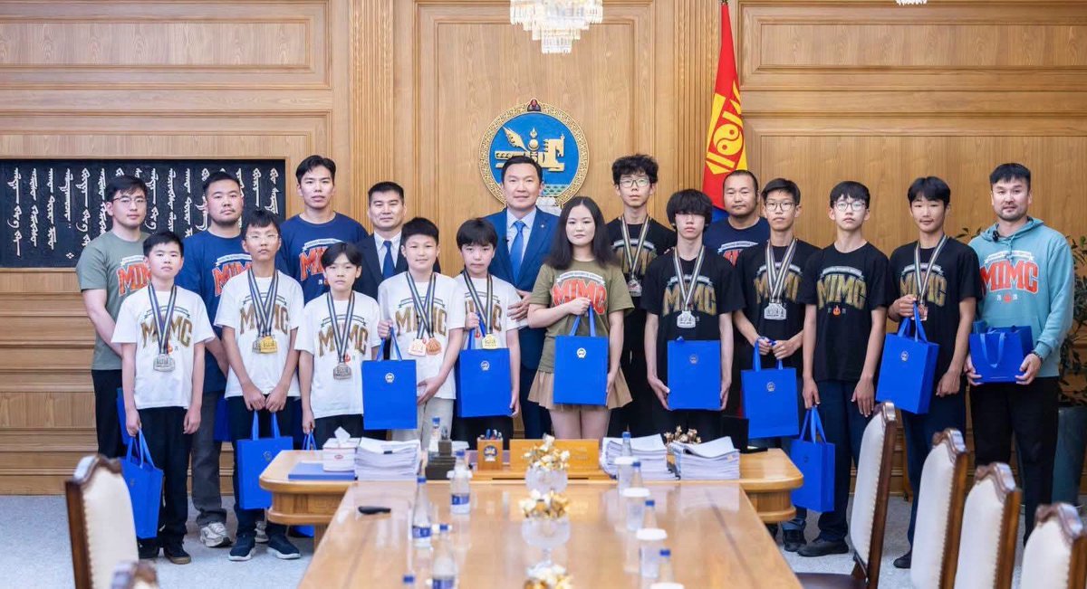 LTsogtbayar's tweet photo. ЗГ аас гаргасан зардлыг өгөхөөр болж...
Оюун ухаанд мөнгө зар. Математикт мөнгө зар. Ирээдүйд хөрөнгө оруулалт хий...зөв...
Тэдэнд гавьяат алтан гадас хэрэггүй. 
Зөв шийдвэр... https://t.co/vX1225O5O2