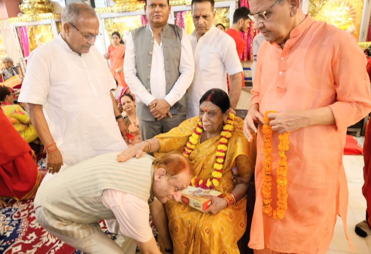 praveshwahi's tweet photo. गुरु पूर्णिमा के पावन अवसर पर बालाजी मंदिर में पूज्य गुरु माँ सुमन जी के श्रीचरणों में उपस्थित होकर उनका आशीर्वाद एवं स्नेह प्राप्त किया।

गुरु का मार्गदर्शन जीवन को सही दिशा, ज्ञान और संस्कार प्रदान करता है। पूज्य गुरु माँ के आशीर्वाद से सदैव सेवा, सदाचार और जनकल्याण के पथ पर अग्रसर रहने की प्रेरणा मिलती रहे।

सभी को गुरु पूर्णिमा की हार्दिक शुभकामनाएँ।

#GuruPurnima #JaiBalaji #GuruKripa #SanatanSanskriti