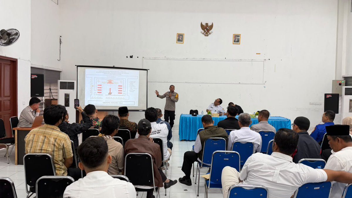 Humas439's tweet photo. 🏍️ Waspada Curanmor!

Bhabinkamtibmas Kelurahan Manggar, AIPDA Edy Wahyudi, mengajak warga lebih waspada terhadap aksi pencurian sepeda motor. Pastikan kendaraan diparkir di tempat yang aman, gunakan kunci stang, dan jangan tinggalkan kunci menggantung.

#PolriPresisi https://t.co/yqvPWz8u8a