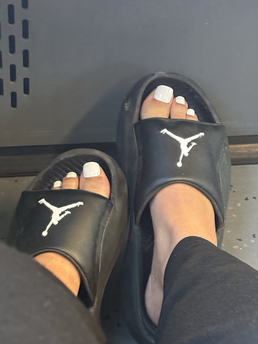 onlyameliie's tweet photo. Küsst meine Füße ich will euch in meinen dms sehen Zack Zack wixst euch ein auf meine Füße ihr Opfer 😏💦
Findom fendom Füße zahlschwein https://t.co/ZQIZHa99LH