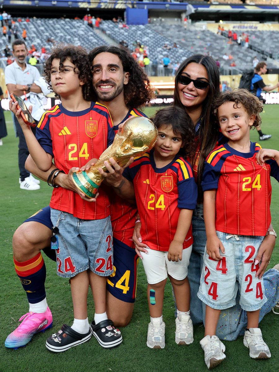 MavenUg's tweet photo. Marc Cucurella in a photo with his beautiful wife and kids after Spain won the world cup🥰💫 https://t.co/0nRGcf83Gw
