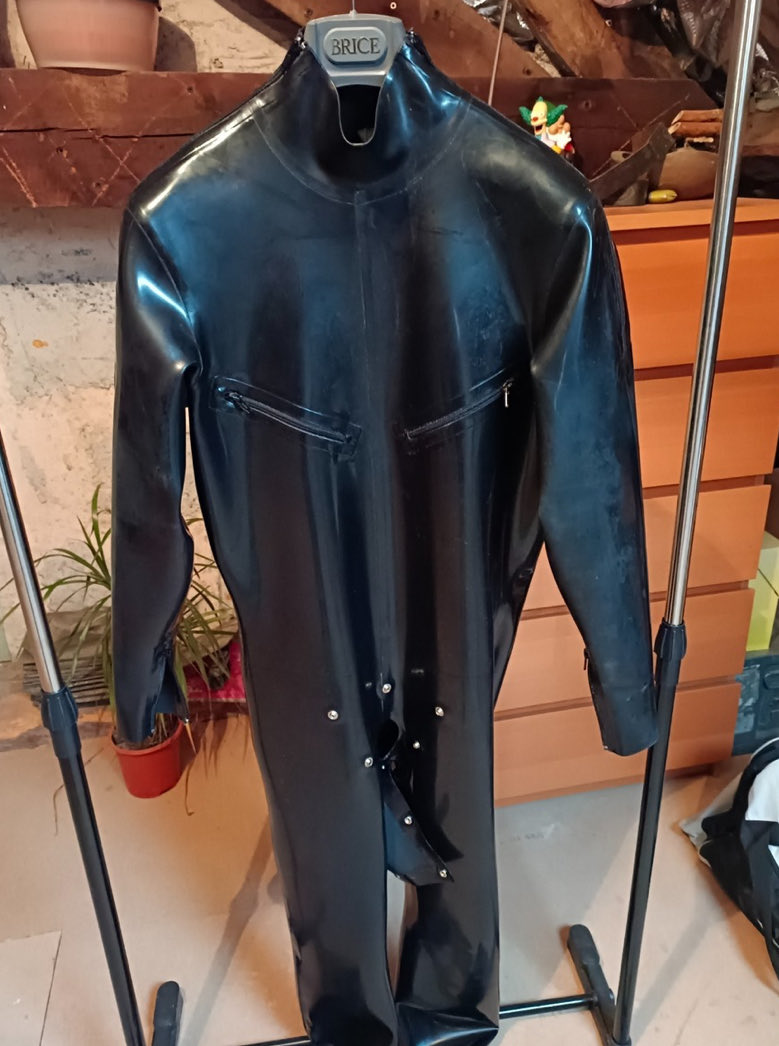 Outpostbence's tweet photo. Heavy Latex suit also available 🖤🖤
#latex #rubber https://t.co/e6dSzD1F8J