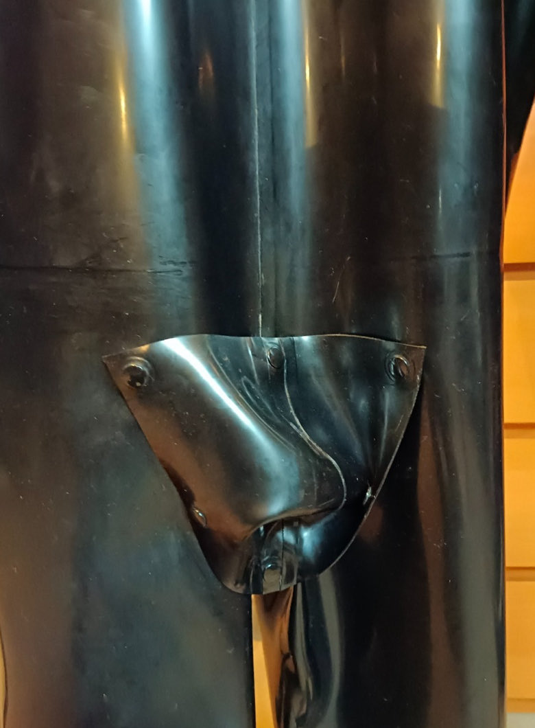 Outpostbence's tweet photo. Heavy Latex suit also available 🖤🖤
#latex #rubber https://t.co/e6dSzD1F8J
