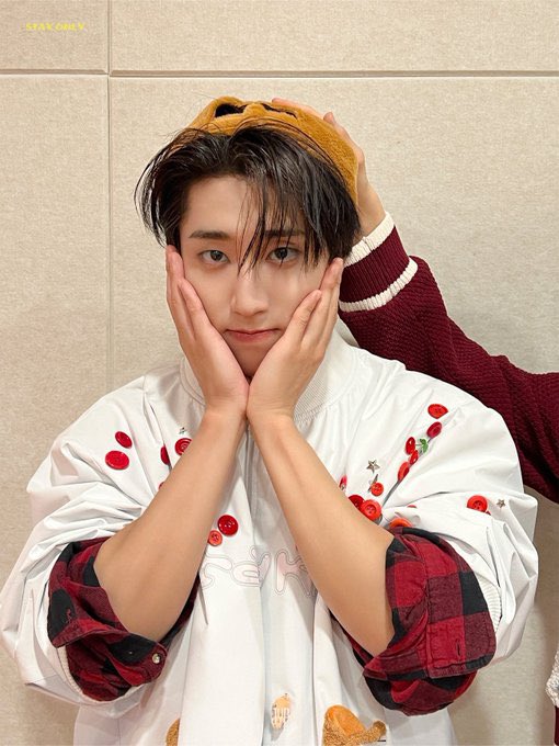 StrayKidsPL's tweet photo. 📸| Stray Kids 6TH FANMEETING ‘𝗦𝗧𝗔𝗬 𝗶𝗻 𝗢𝘂𝗿 𝗟𝗶𝘁𝘁𝗹𝗲 𝗛𝗼𝘂𝘀𝗲’ | STAYweeK 2026 

#Han 🐿️

@Stray_Kids #StrayKids #スキズ #스트레이키즈 #THIS_AND_THAT #RUN_IT  + https://t.co/KeM2UqzMzG