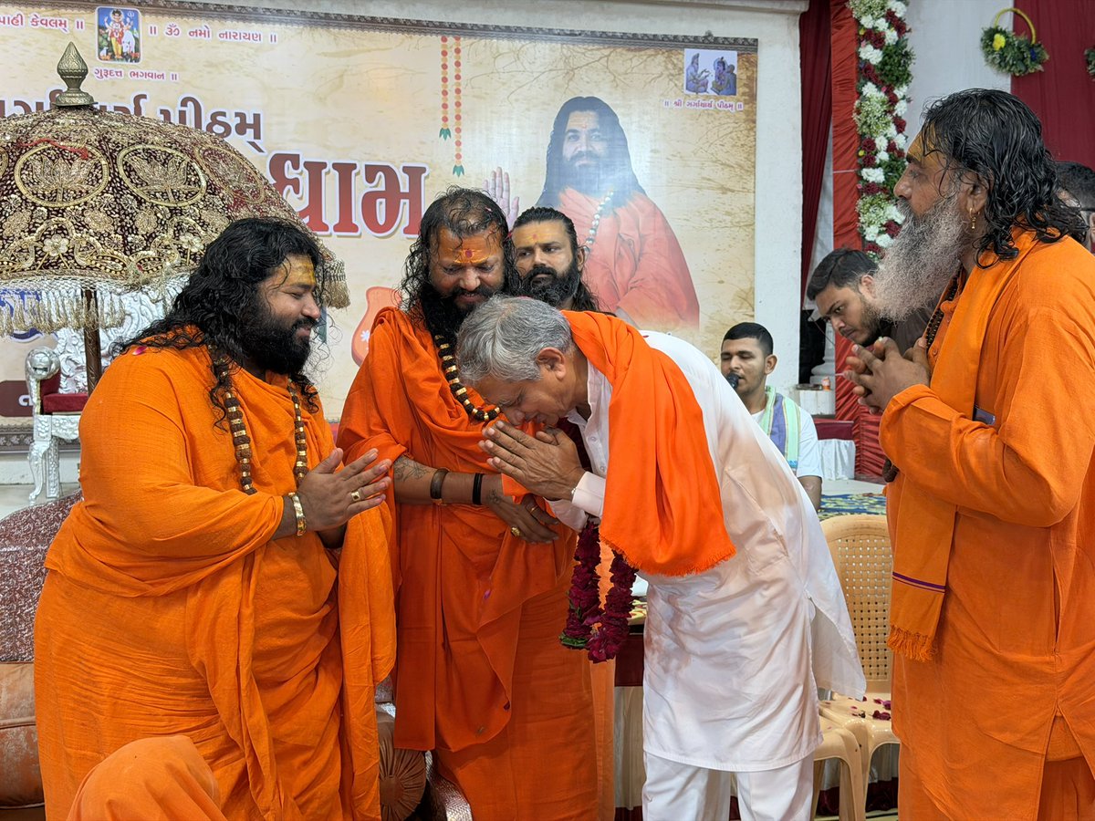 kunvarjibavalia's tweet photo. अखण्डमण्डलाकारं व्याप्तं येन चराचरम् ।
तत्पदं दर्शितं येन तस्मै श्रीगुरवे नमः ॥

આજરોજ ગુરુ પૂર્ણિમાના પાવન અવસરે જસદણ તાલુકાના ખાંડા હડમતીયા સ્થિત બાલાજીધામ આશ્રમ ખાતે આયોજિત ગુરુવંદના કાર્યક્રમમાં ઉપસ્થિત રહી પૂજ્ય સાધુ-સંતોના પાવન આશીર્વાદ પ્રાપ્ત કરવાનો સુઅવસર મળ્યો.

ગુરુના આશીર્વાદ જીવનને સદ્‌માર્ગ, સંસ્કાર અને આધ્યાત્મિક ચેતનાથી ઉજ્જવળ બનાવે છે. ગુરુનું માર્ગદર્શન વ્યક્તિના જીવનને નવી દિશા અને દિવ્ય પ્રેરણા આપે છે.

#GuruPurnima