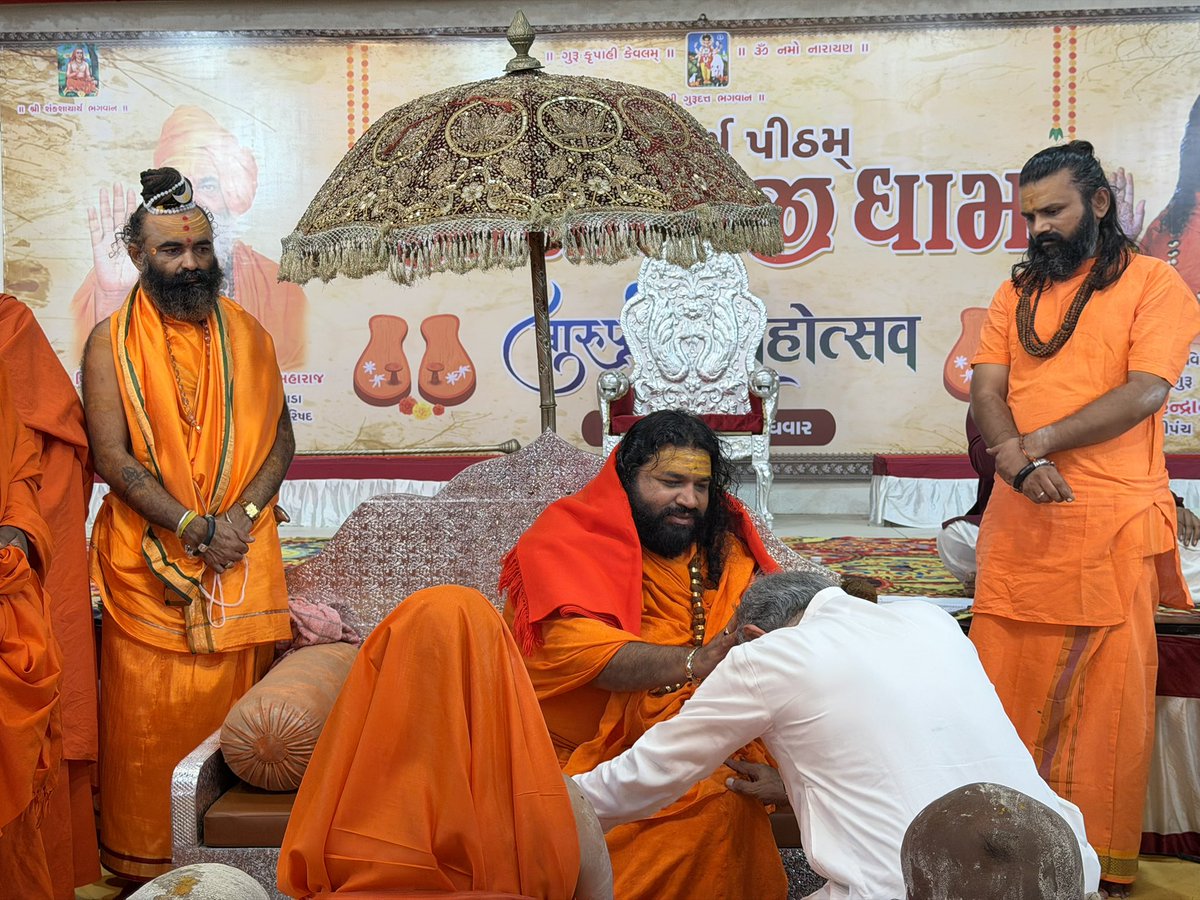 kunvarjibavalia's tweet photo. अखण्डमण्डलाकारं व्याप्तं येन चराचरम् ।
तत्पदं दर्शितं येन तस्मै श्रीगुरवे नमः ॥

આજરોજ ગુરુ પૂર્ણિમાના પાવન અવસરે જસદણ તાલુકાના ખાંડા હડમતીયા સ્થિત બાલાજીધામ આશ્રમ ખાતે આયોજિત ગુરુવંદના કાર્યક્રમમાં ઉપસ્થિત રહી પૂજ્ય સાધુ-સંતોના પાવન આશીર્વાદ પ્રાપ્ત કરવાનો સુઅવસર મળ્યો.

ગુરુના આશીર્વાદ જીવનને સદ્‌માર્ગ, સંસ્કાર અને આધ્યાત્મિક ચેતનાથી ઉજ્જવળ બનાવે છે. ગુરુનું માર્ગદર્શન વ્યક્તિના જીવનને નવી દિશા અને દિવ્ય પ્રેરણા આપે છે.

#GuruPurnima