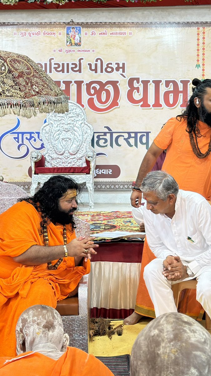 kunvarjibavalia's tweet photo. अखण्डमण्डलाकारं व्याप्तं येन चराचरम् ।
तत्पदं दर्शितं येन तस्मै श्रीगुरवे नमः ॥

આજરોજ ગુરુ પૂર્ણિમાના પાવન અવસરે જસદણ તાલુકાના ખાંડા હડમતીયા સ્થિત બાલાજીધામ આશ્રમ ખાતે આયોજિત ગુરુવંદના કાર્યક્રમમાં ઉપસ્થિત રહી પૂજ્ય સાધુ-સંતોના પાવન આશીર્વાદ પ્રાપ્ત કરવાનો સુઅવસર મળ્યો.

ગુરુના આશીર્વાદ જીવનને સદ્‌માર્ગ, સંસ્કાર અને આધ્યાત્મિક ચેતનાથી ઉજ્જવળ બનાવે છે. ગુરુનું માર્ગદર્શન વ્યક્તિના જીવનને નવી દિશા અને દિવ્ય પ્રેરણા આપે છે.

#GuruPurnima