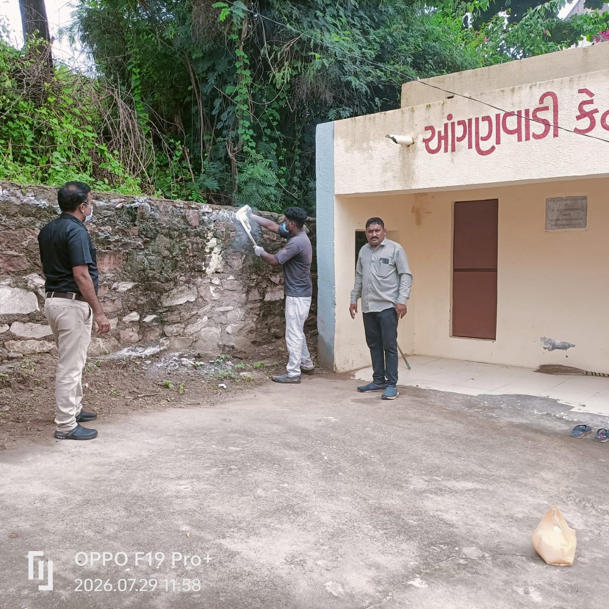 VankarKomal's tweet photo. Dusting activity at kadoli Darbar gadh,hanumanji fari, mahakli mandir road. @CdhoSabarkantha @sbcc_phcilol @DmoSabarkantha @THOHimatnagar @SBCCSk @NHMGujarat https://t.co/Zlk0rTMQ6N