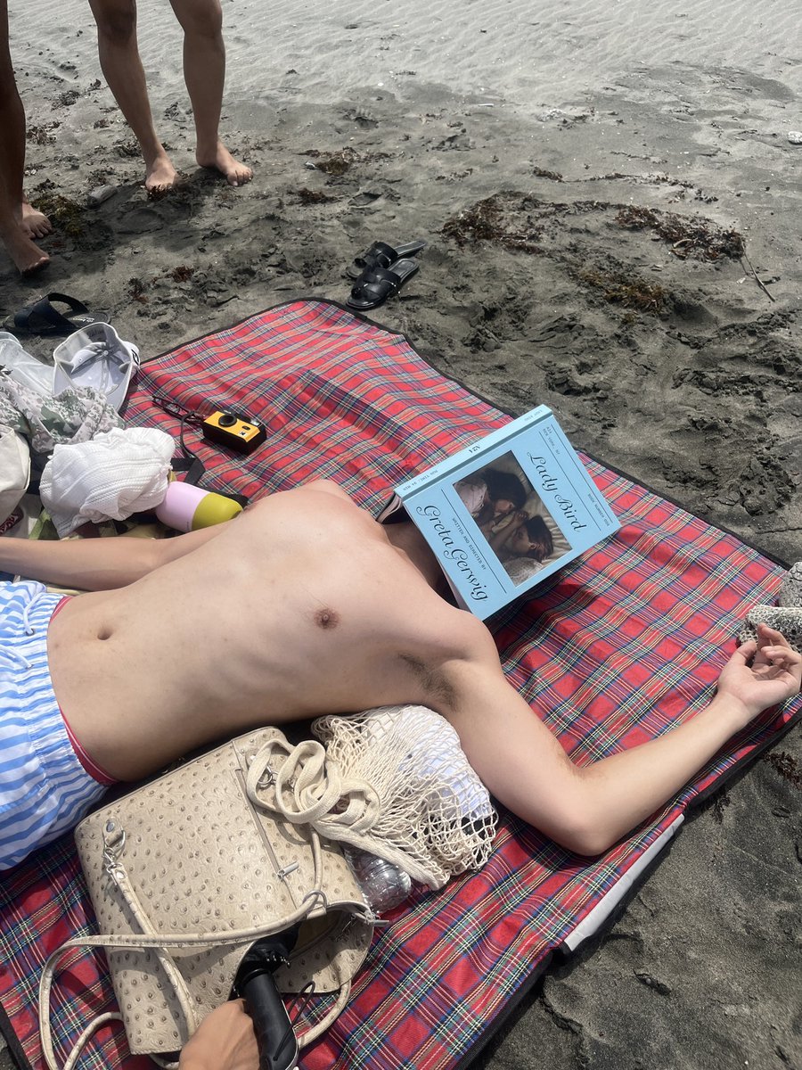 fr___anz's tweet photo. rainy beach day https://t.co/z6KAYTOtaR