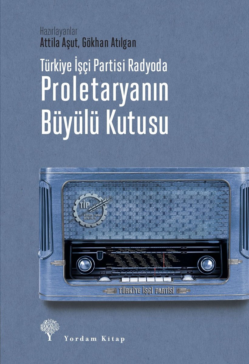 ozcetinburak's tweet photo. Şu kitabı anlatacak kelime bulamıyorum. TİP Trabzon'dan Attila Aşut ve Gökhan Atılgan'ın derlediği Proleteryanın Büyülü Kutusu'ndan bahsediyorum (2021, Yordam)

Kendi çalışmamda o kadar çok faydalandım ki... Harika bir yayıncılık olayı. 

Yine kendi kitabımdan bir bölüm aktarıyorum:

"TİP adına radyoda konuşacak isimler uzmanlık alanları ve bölge özellikleri gözetilerek belirleniyordu. Yapılacak olan radyo konuşmaları için bir Yazı Kurulu oluşturulmuştu ve metinler kesinleştikten sonra tonlama ve diğer hususları netleştirmek adına konuşmacılar bu kurul önünde prova yapıyorlardı. Kimi konuşmalar da teybe kaydediliyordu, MYK’nın görevlendirdiği ekip tarafından dinlenip onaylanıyordu ya da revize ediliyordu. 28 Eylül 1965 tarihinde Gaziantep’in Çapalı Köyü’nden Hamdoş’un TİP için yazdığı ve seslendirdiği radyo konuşmasında, bir köylünün kendi ağzından hayatından parçalar dinlemişti radyo başındakiler: “Ben Gaziantepli Azap Ali’nin oğlu Hamdoş. Tozun toprağın içinden sürünerek geldim. Çektiğim ıstırabı size söylemek istiyorum.” Atılgan’ın aktarımıyla, “TİP’in radyo konuşmaları, konuşmacı ile parti tarafından oluşturulan ekiplerin ortak emek ve aklıyla üretiliyordu. Konuşmacıların öz becerileri ile partinin kolektif kabiliyetinin kaynaştığı, konuşmacının özel hitabıyla partinin bütünsel kavrayıcılığının birleştiği bir ilişki ve süreç olarak ortaya çıkan metinlerin etki gücü de yüksek olabiliyordu; aydınlar arasında, halk arasında, subaylar arasında ve devlet katında” (2021, pp. 44–45).

Kitaptaki karekodlarla bazı radyo konuşmalarını dinleyebiliyorsunuz… 

kitap linki: https://t.co/kqtF2xYSwM