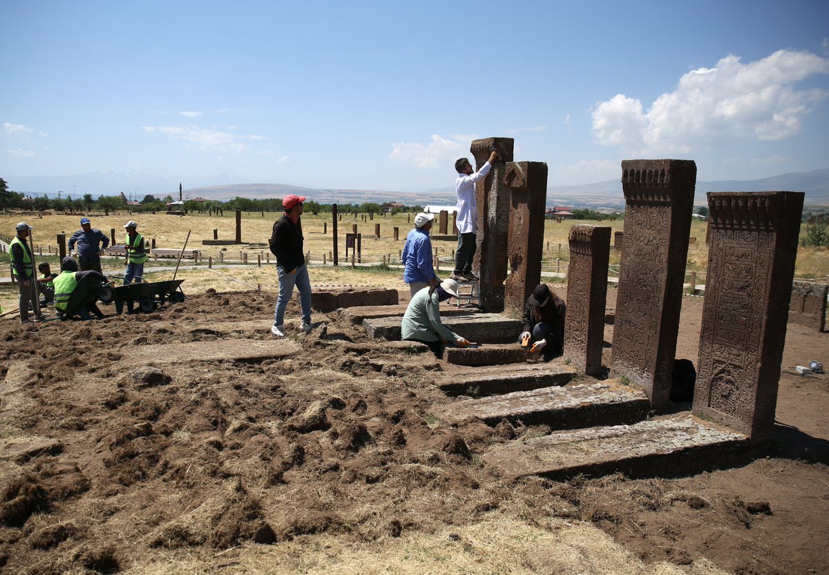 siyahsancakx's tweet photo. ⚫️ Bitlis’te bulunan Ahlat Selçuklu Meydan Mezarlığı’nda, 16 yeni Türk mezarı gün yüzüne çıkarıldı. https://t.co/98cV0nH48M