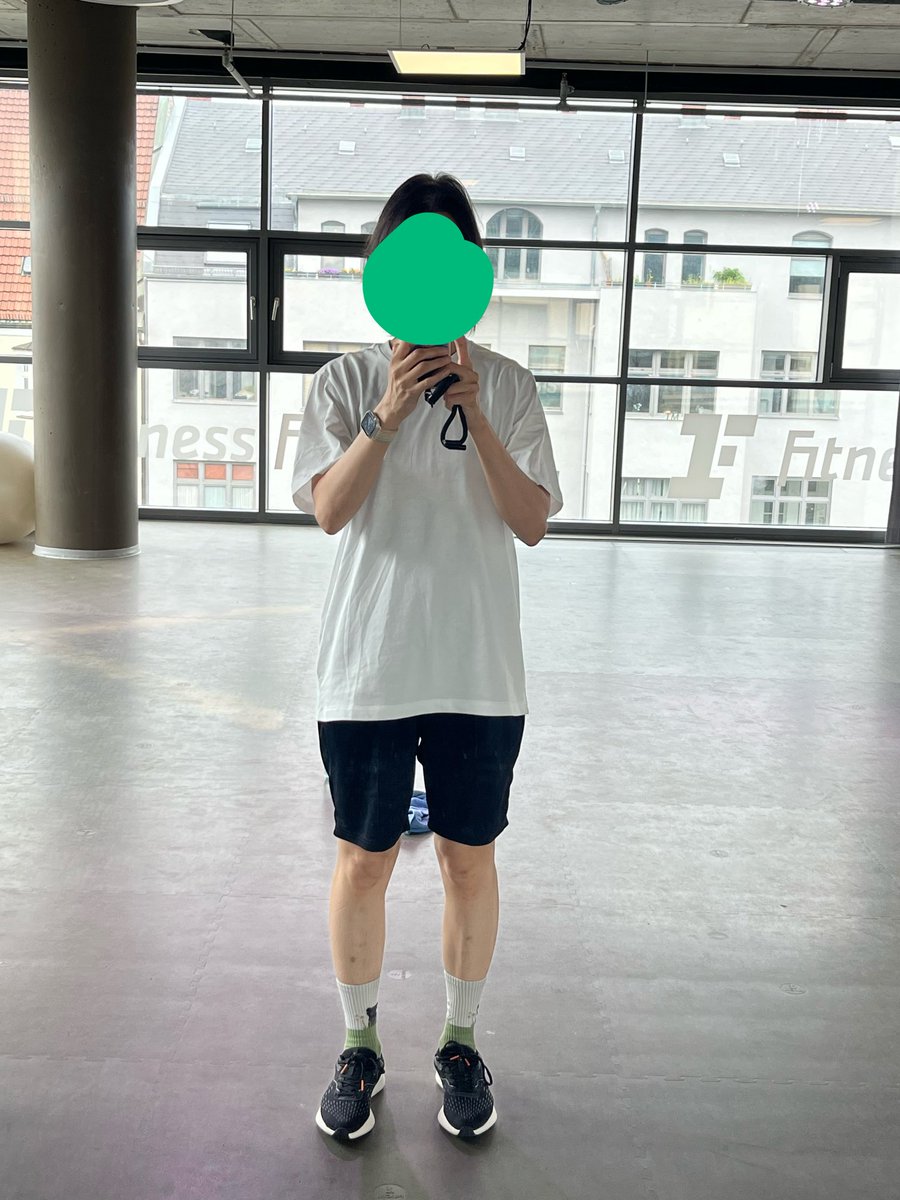 j06604191's tweet photo. 거울로 볼 때는 다리 튼실해 보여서 사진 찍었는데 사진으로 보니까 아님 https://t.co/iOpKz3BakD