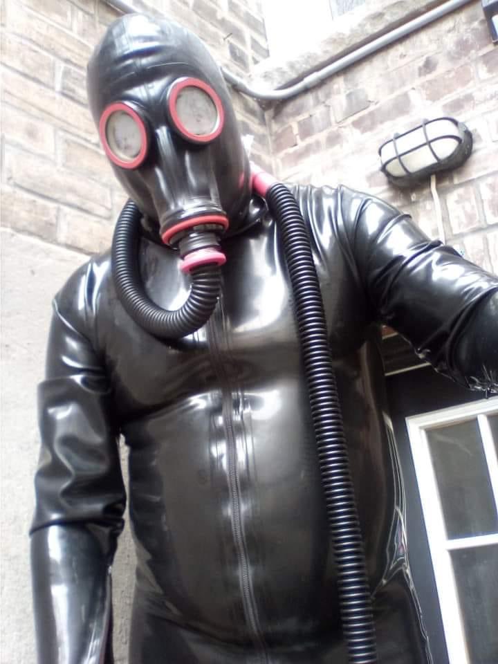 jankay47's tweet photo. Gimp Loves Rubber 
#latex #gasmask https://t.co/3oMZopsjtX