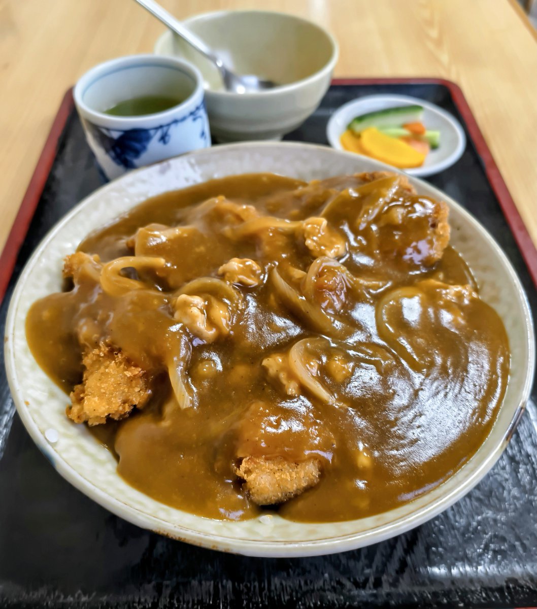 _7788788's tweet photo. カツカレー丼
#寿々喜
老舗そば店のどんぶりカツカレー😋 大盛どんぶり飯に揚げたてトンカツを乗せて和風だしカレーをたっぷりかけたわんぱくメニュー🤤 ベースが蕎麦出汁だからあっさり食べれちゃう人気のデカ盛り丼でした😍 https://t.co/p8ahboH4MZ
