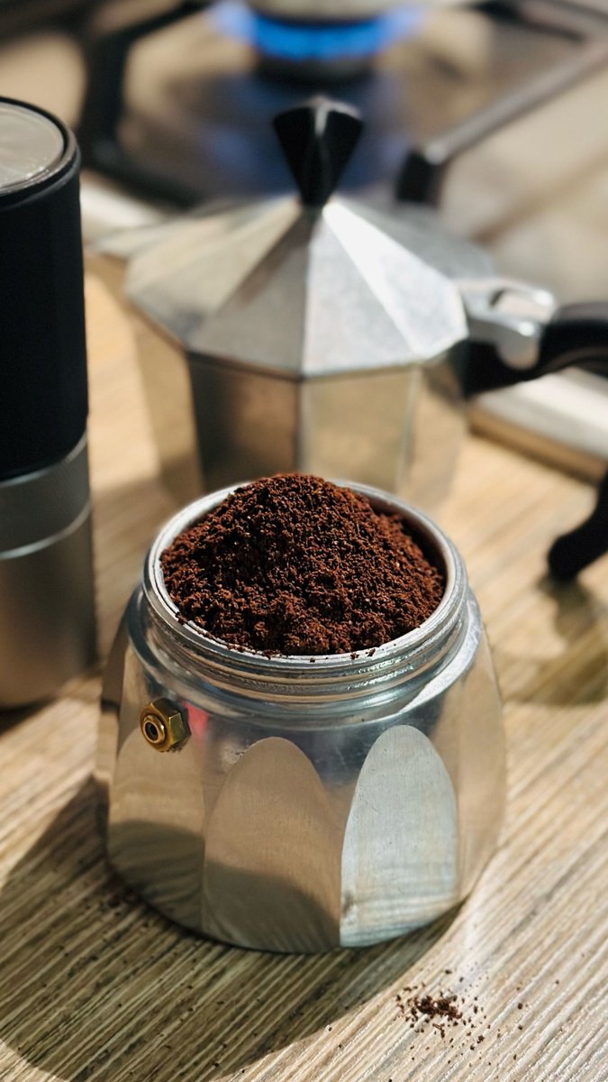 traumatogeek's tweet photo. Le obligaron a beber tres cafeteras al día para verlo morir.
Este experimento es verdad y existió. Ya sabes, cómo soy médico, la gente me pregunta si el café es veneno y me gusta recordar este experimento de Gustav III de Suecia, que odiaba el café. Lo odiaba tantísimo que estaba convencido de que era veneno puro. Quería demostrarlo a su pueblo con ciencia. 

Para eso montó un experimento. Cogió a dos gemelos condenados a muerte y les ofreció un trato: os perdono la vida si uno bebe tres cafeteras al día el resto de su vida y el otro lo mismo, pero con té. Puso dos médicos a vigilarlo todo y se sentó a esperar el cadáver del del café. 

Por desgracia, para Gustav, nada salió como él planeó. Primero murieron los dos médicos de viejos, luego lo asesinaron a él, con un tiro por la espalda en un baile de máscaras. Antes de que pudiera ver el resultado. Después murió el gemelo del té a los 83 años, que era una barbaridad para la época. Pero el bebedor del café, el que iba a caer fulminado el primero de todos, sobrevivió, a los médicos, al rey y a su hermano 

No se sabe muy bien cómo murió, pero fue el último que lo hizo y el tiempo le siguió dando la razón. Hoy tenemos metaanálisis con millones de personas que toman tres o cuatro cafés al día y se asocia con menos mortalidad. Ojo, es asociación, no causa. Pero parece ser que veneno, no es. 

La moraleja, es que tengas mucho cuidado cuando montes un experimento sólo para tener razón, porque casi siempre te la acaban quitando... y tómate el café de esta mañana a mi salud.

#LaTraumatologaGeek