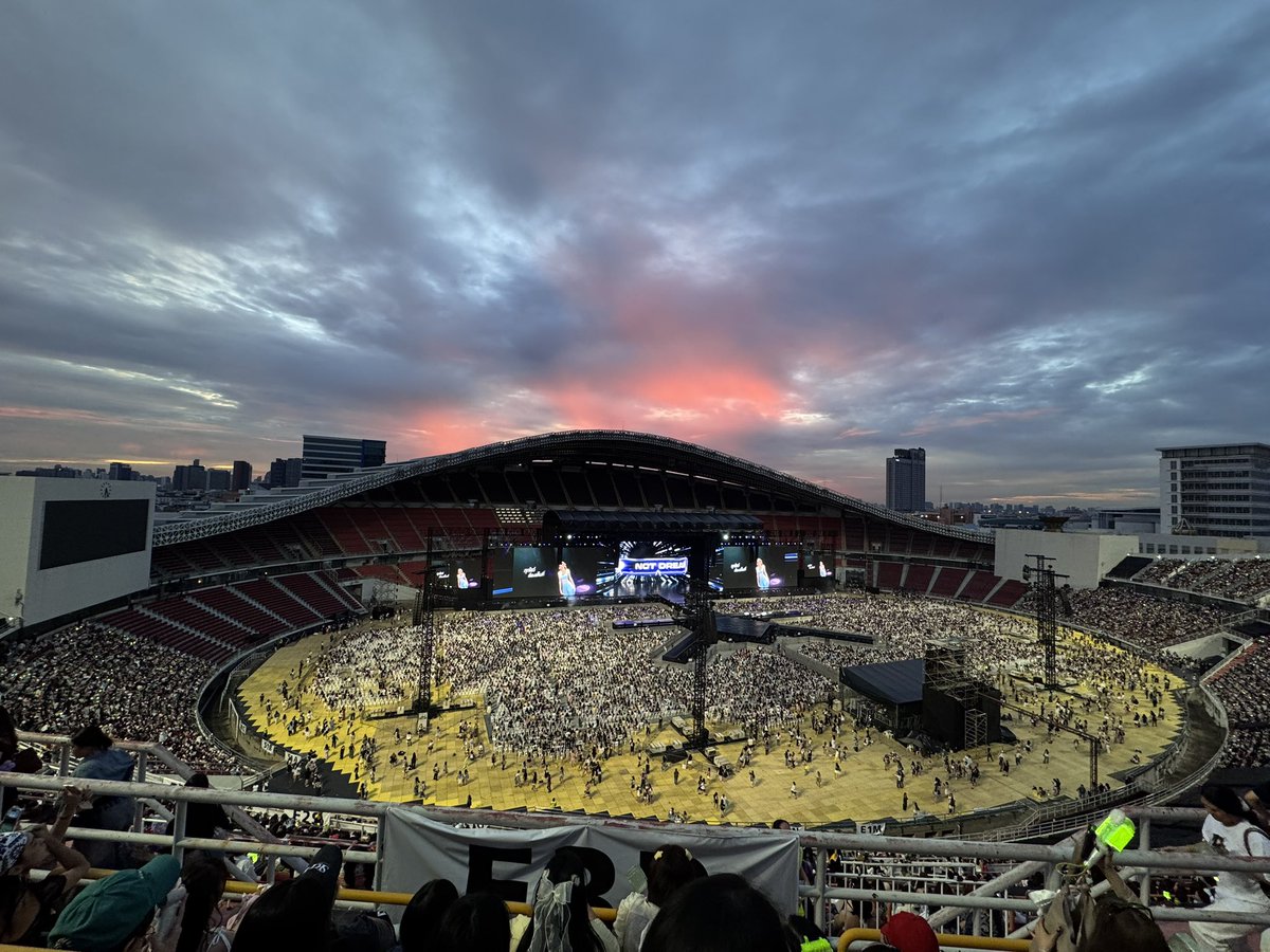 ruzzyfanclub's tweet photo. (วงเขียว)งงการที่3500แพงสุด แต่ไกลมาก… แบบงงตั้งแต่การหันของเวทีละ แล้วสเตจก็สั้น.. เข้าใจว่าอาจจะมีลูกเล่นแหละ แต่ งืม ปลายตรงนั้นราคาสมควรเป็นแบบนั้นเหรอ ไม่ต่างอะไรกับดอยนะ แต่ก็ไม่อยากยืนน่ะ ป้าแก่แล้ว 🫩 แนบรูปดอยราชมัง https://t.co/xRaznee5Ja