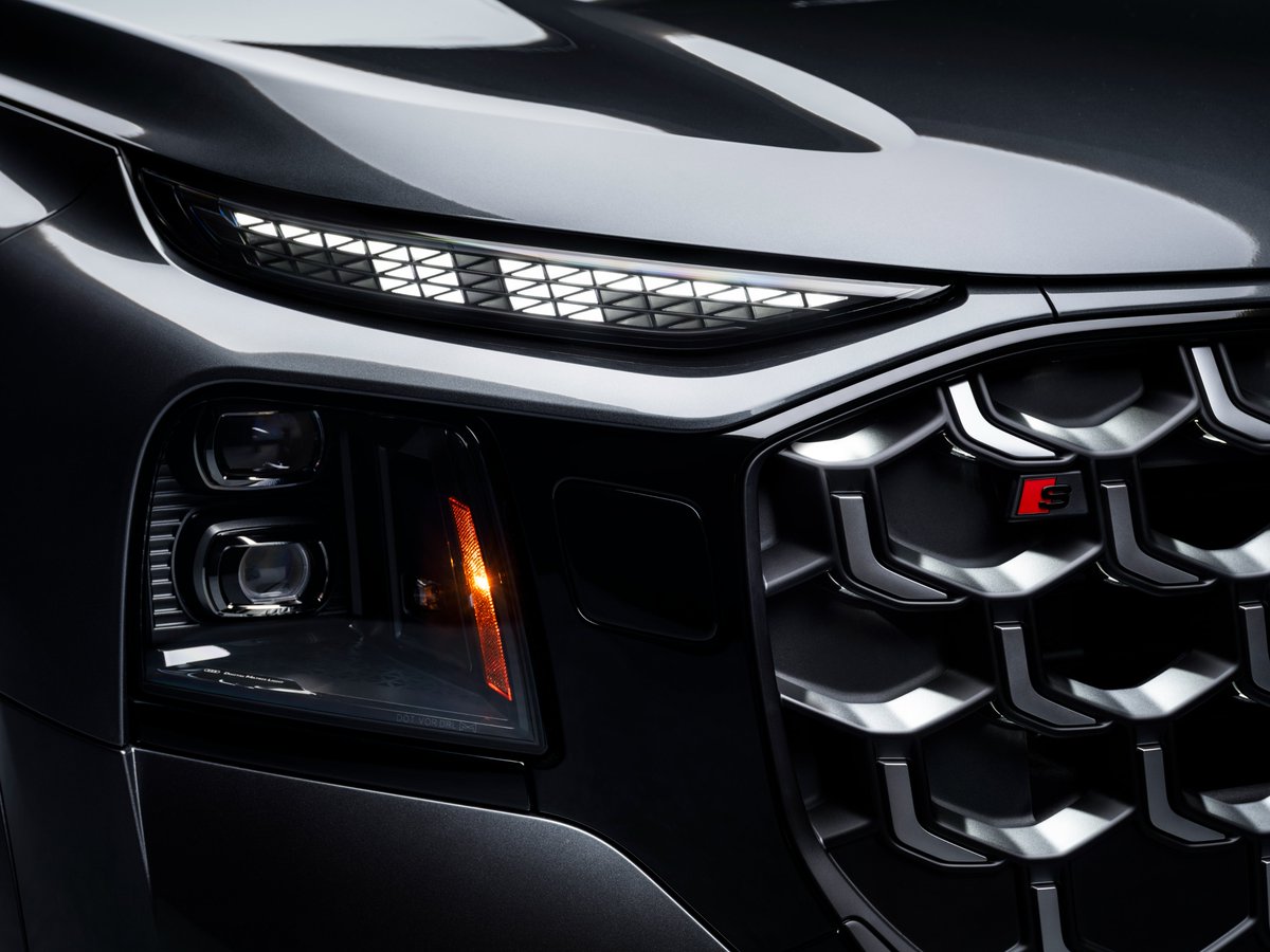 Earlsimxx's tweet photo. The new 2027 Audi SQ9 - flagship model for Audi, sold only to select markets like USA and Canada. The rest of the world gets a regular Q9.

Engine: 4.0L V8 twin-turbo, 591 hp and 590 lb.-ft.

Rivals: BMW X7, Mercedes-Benz GLS https://t.co/QU0VCdQCmo