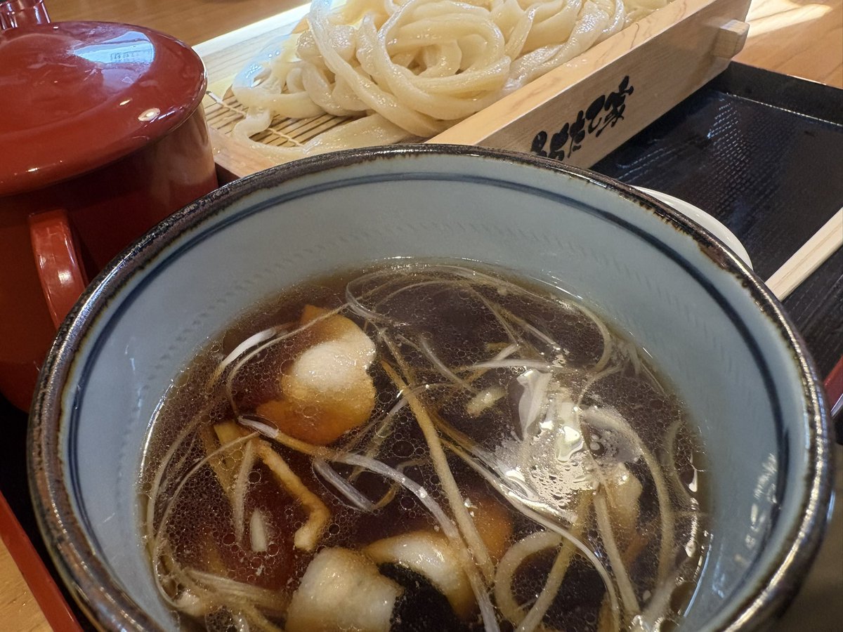 moya_tera's tweet photo. 『武蔵野うどん うちたて家』
池袋駅周辺のこちらのお店。
肉汁うどん(並)を発注です。
基本が400g。
七味のみの対応。
麺はコシがあり顎を刺激する、まんまでも塩っけ有り、噛む程に魅力溢れる。
汁は��油���ースに千切りネギと薄切りの豚がいい味わい。
お好みで青ネギを投入ですよ！
〜モヤてら〜 https://t.co/Uh7i84QA5I