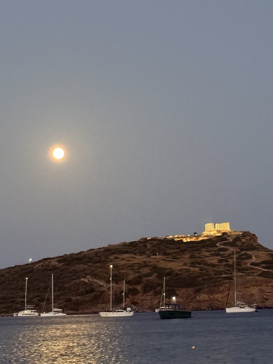 theElenaFoxx's tweet photo. Full moon + ancient ruins. Is there a better dinner view than this? https://t.co/RpYBb1etjO