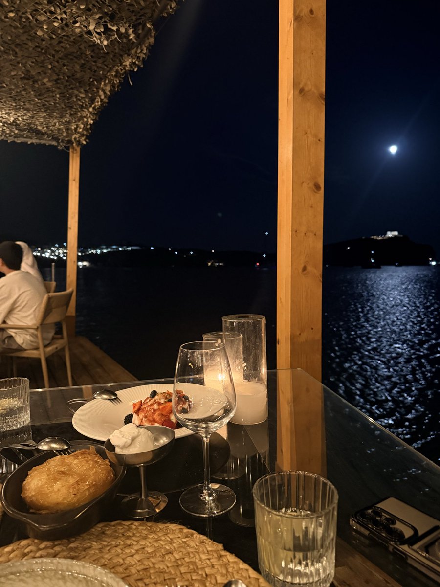 theElenaFoxx's tweet photo. Full moon + ancient ruins. Is there a better dinner view than this? https://t.co/RpYBb1etjO